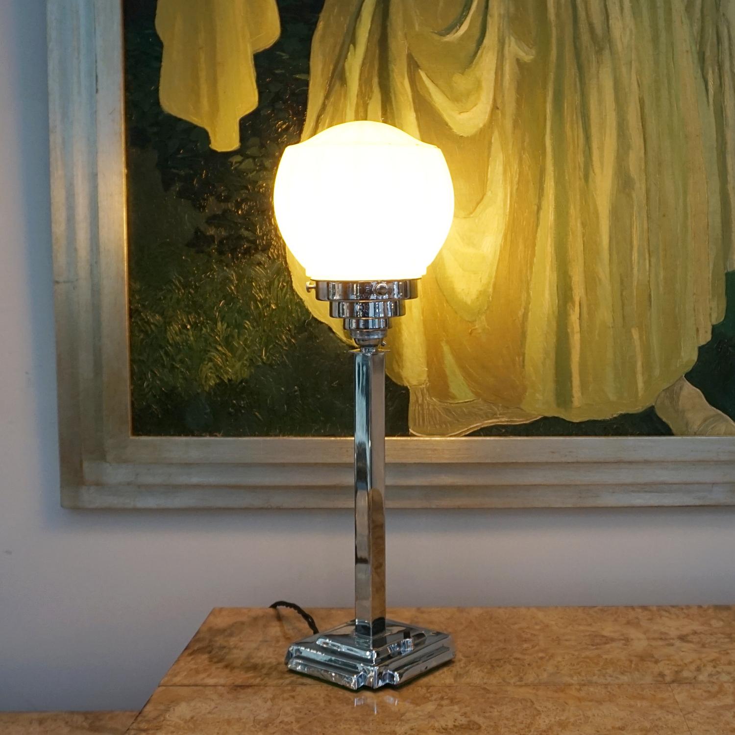 Eine verchromte Art Deco Tischlampe im Angebot 2