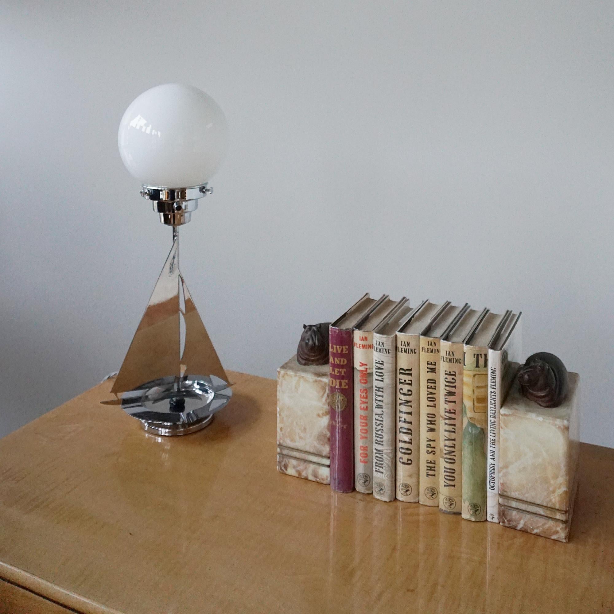 Lámpara de mesa Art Déco cromada de yate en venta 1