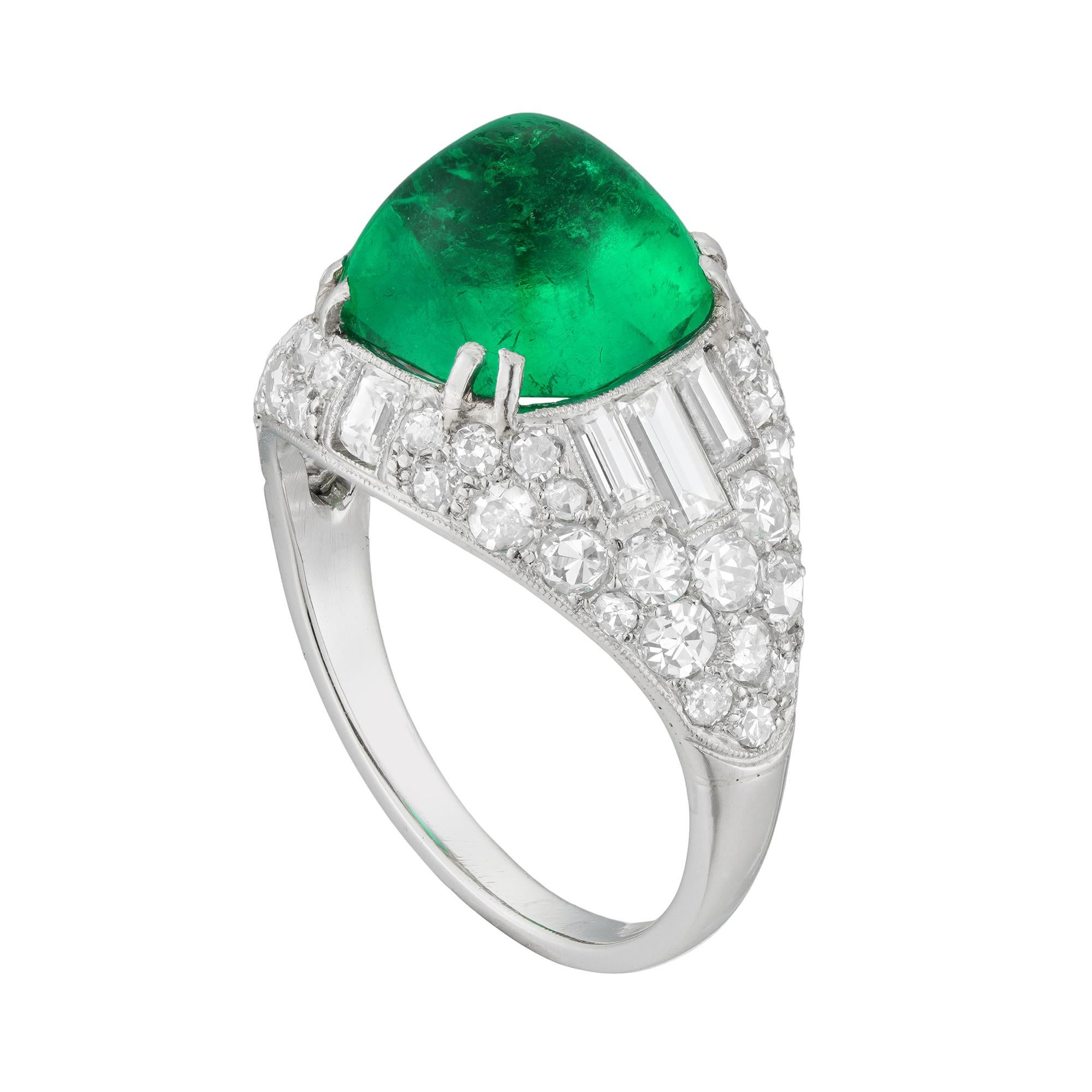 Ein Art-Deco-Ring mit kolumbianischem Smaragd und Diamanten im Bombé-Schliff, der Smaragd im Cabochon-Schliff wiegt 3.23 Karat, begleitet von einem SSEF-Bericht, der besagt, dass er kolumbianischen Ursprungs ist und eine geringfügige Verbesserung