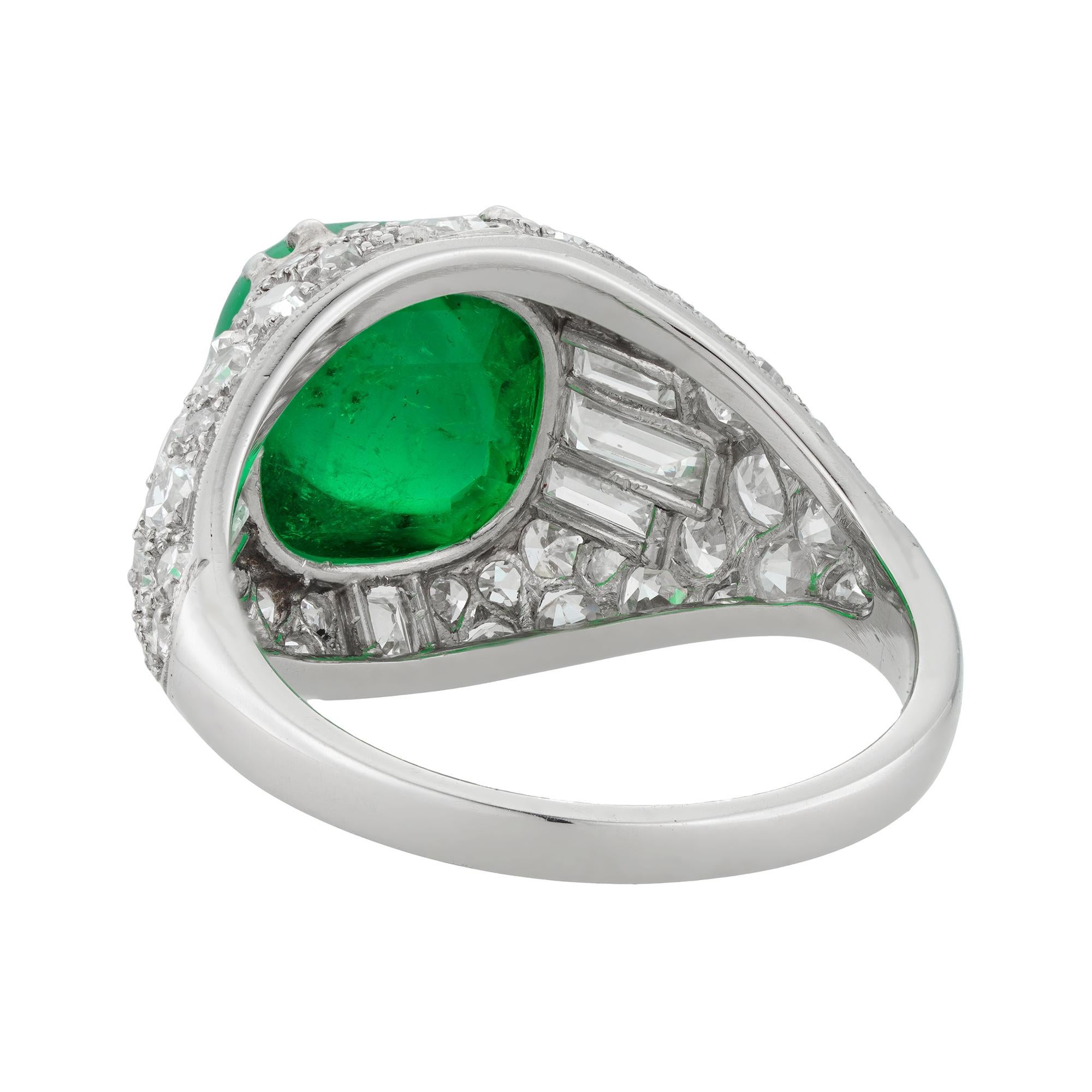 Kolumbianischer Smaragd- und Diamant-Bombé-Ring im Art-Deco-Stil (Art déco) im Angebot