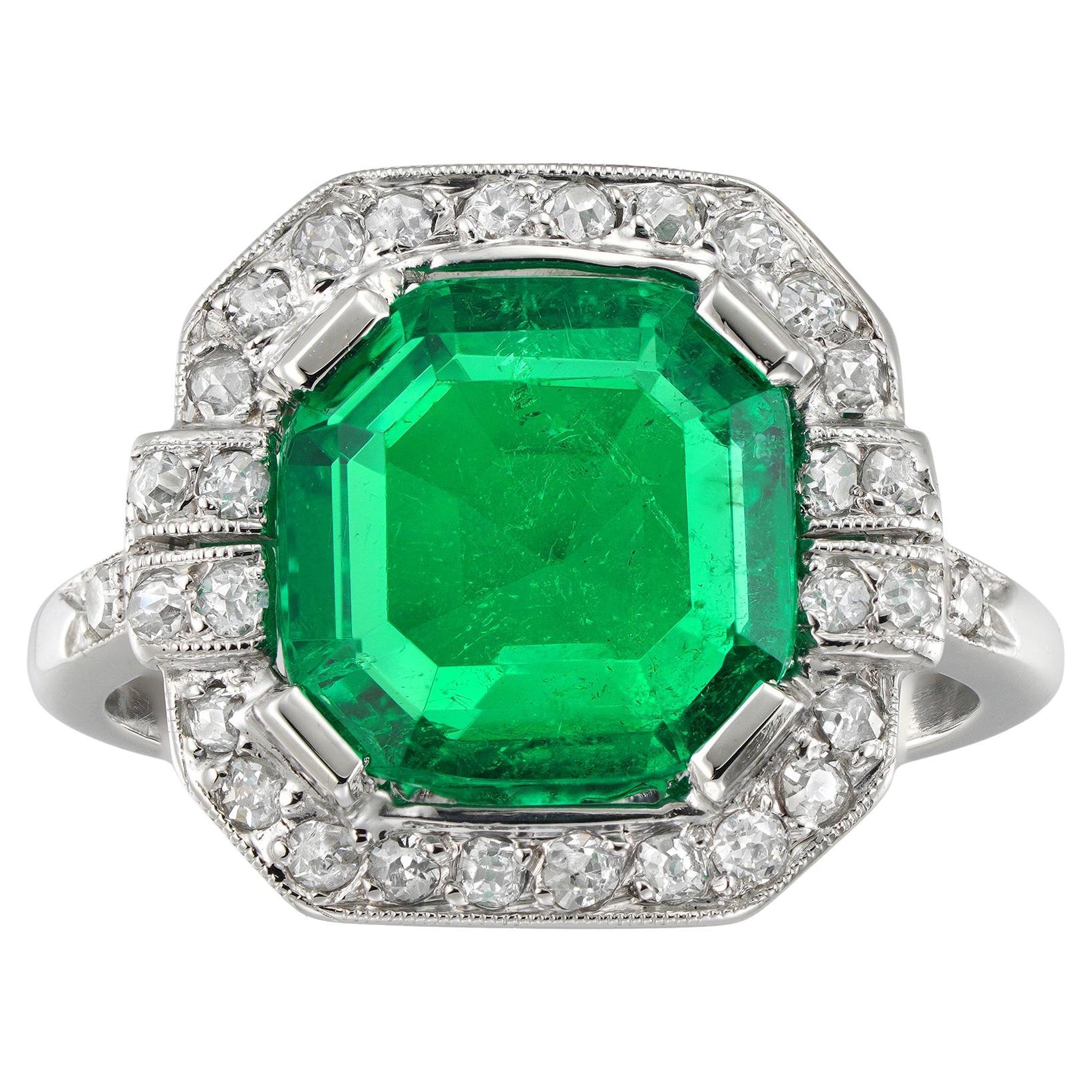 An Art Deco Colombian emerald and diamond cluster ring For Sale