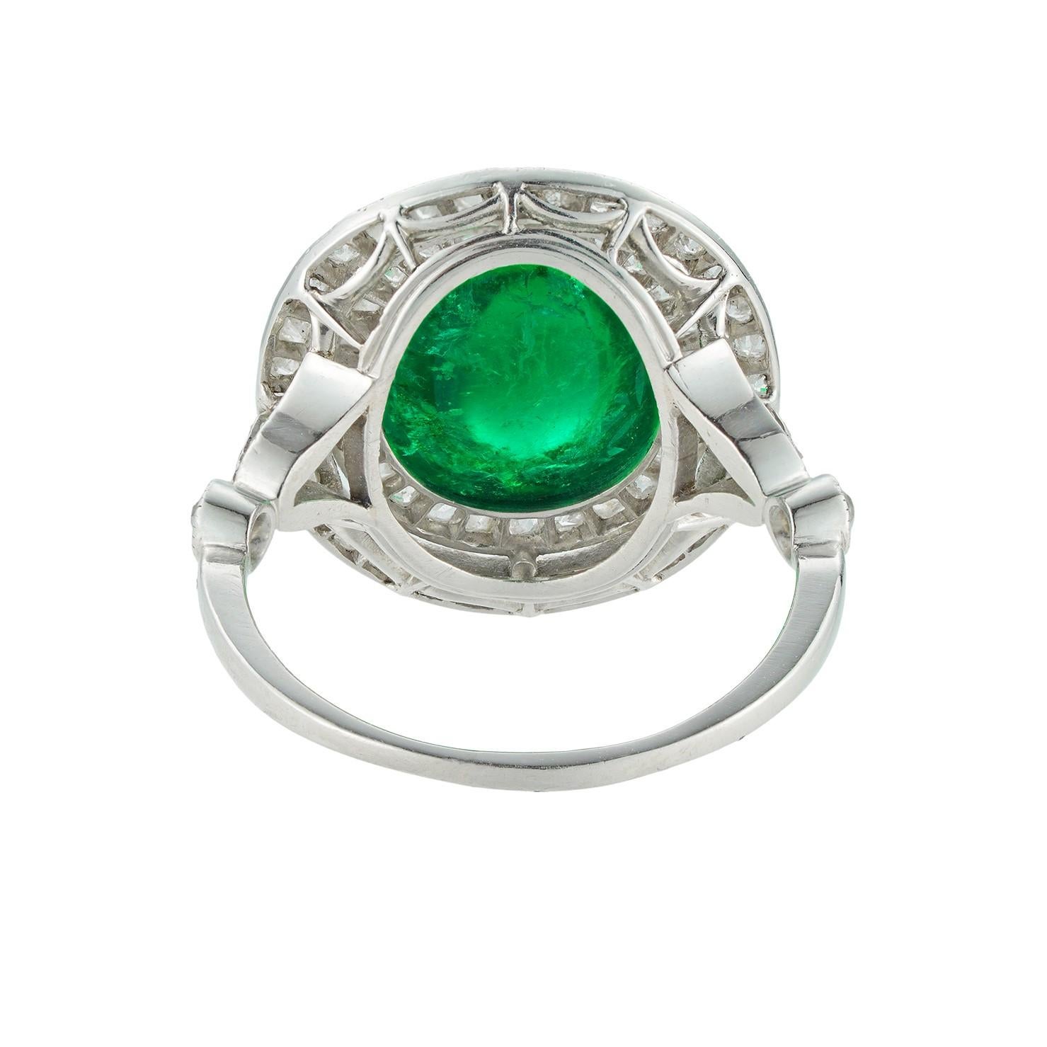 Art Deco Colombian Cabochon Emerald and Diamond Cluster Ring In Excellent Condition For Sale In London, GB