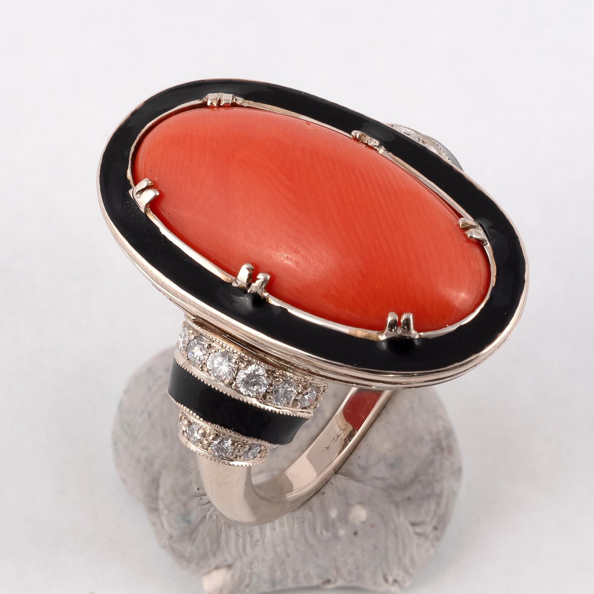 Art Deco Enamel Red Coral And Diamond Ring In Excellent Condition For Sale In Firenze, IT