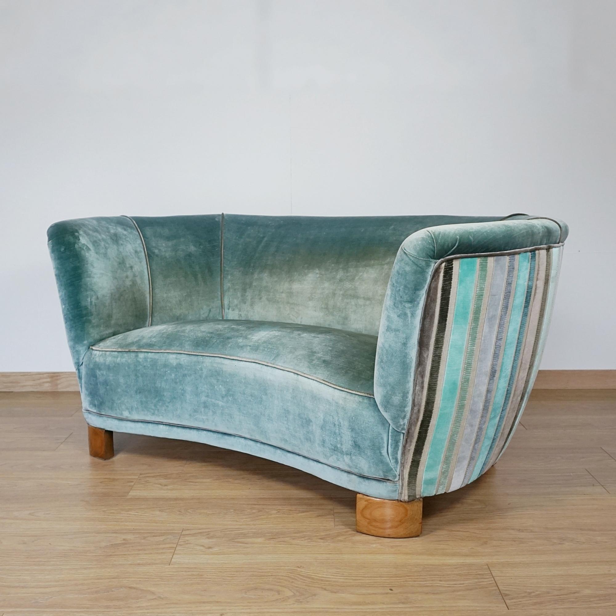 An Art Deco Curved Sofa Upholstered in Velvet In Good Condition In Forest Row, East Sussex