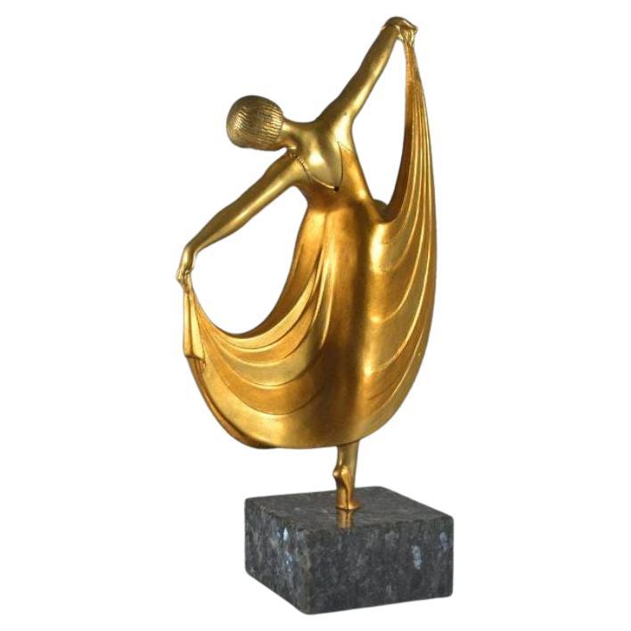 Souvent attribué à Chiparus mais plus probablement à Jacques Limousin.
Danseuse Art déco en métal peint à froid sur socle en marbre.
Circa 1930.
Excellent état.
Français.
36 cm de haut. Largeur 20 cm.