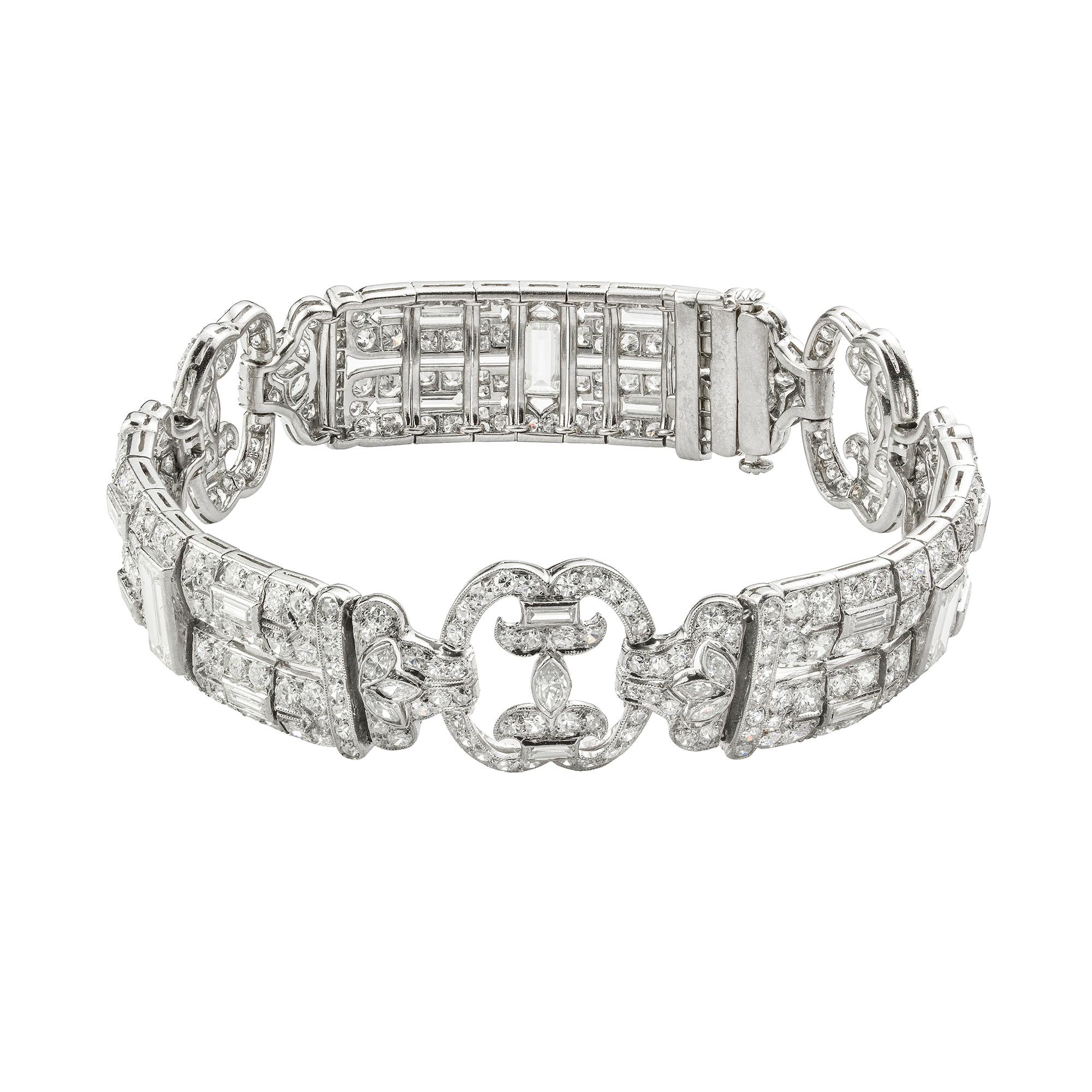 Dieses exquisite Armband stammt aus der Kollektion von Bentley & Skinner, dem Londoner Juwelierhaus, das sowohl Ihrer Majestät der Königin als auch Seiner Königlichen Hoheit dem Prinzen von Wales zur Verfügung steht. Dieses um 1925 geschaffene Stück