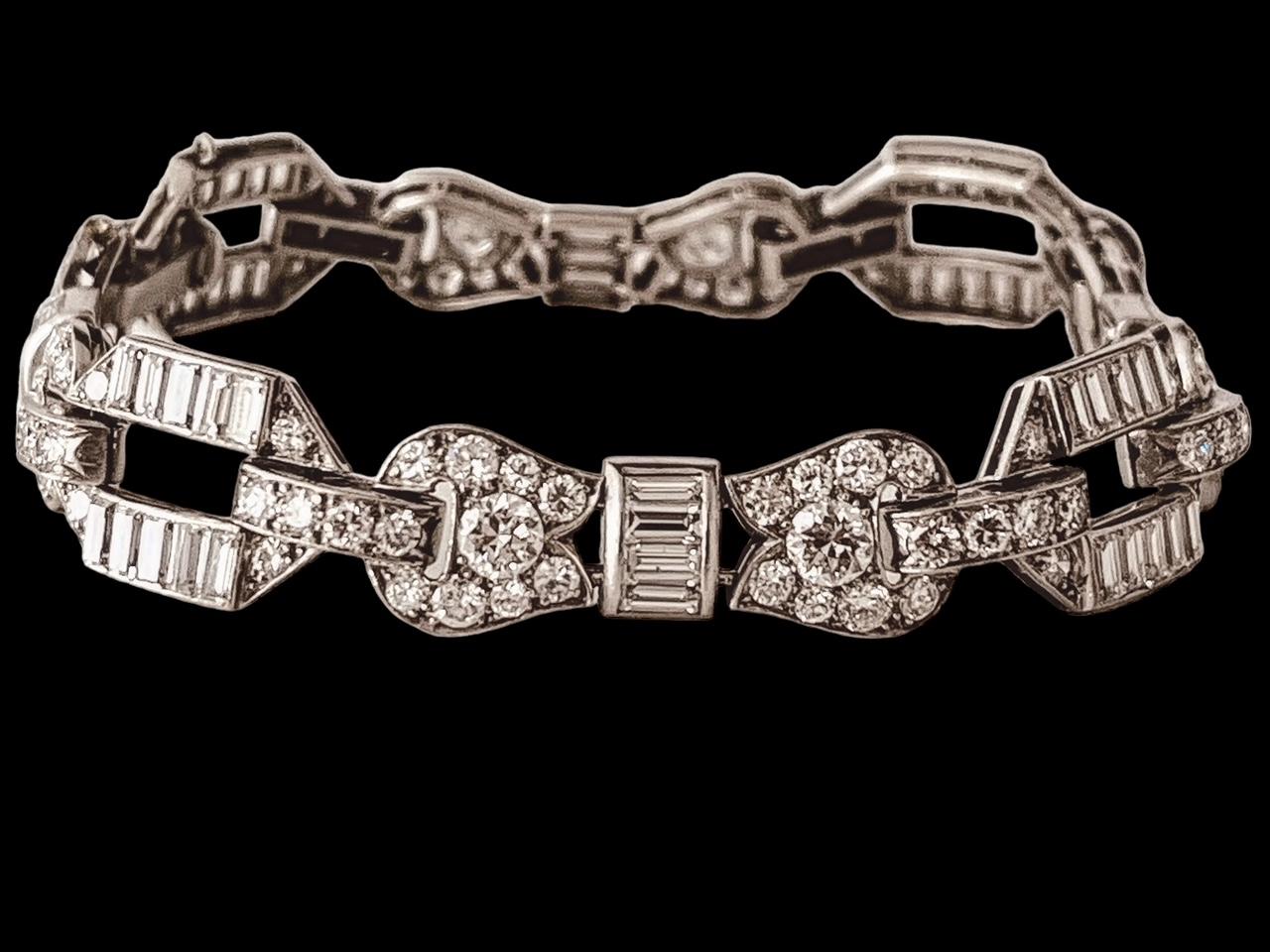 Un bracelet Art déco serti de 12 carats de diamants Circa 1930s en vente 8