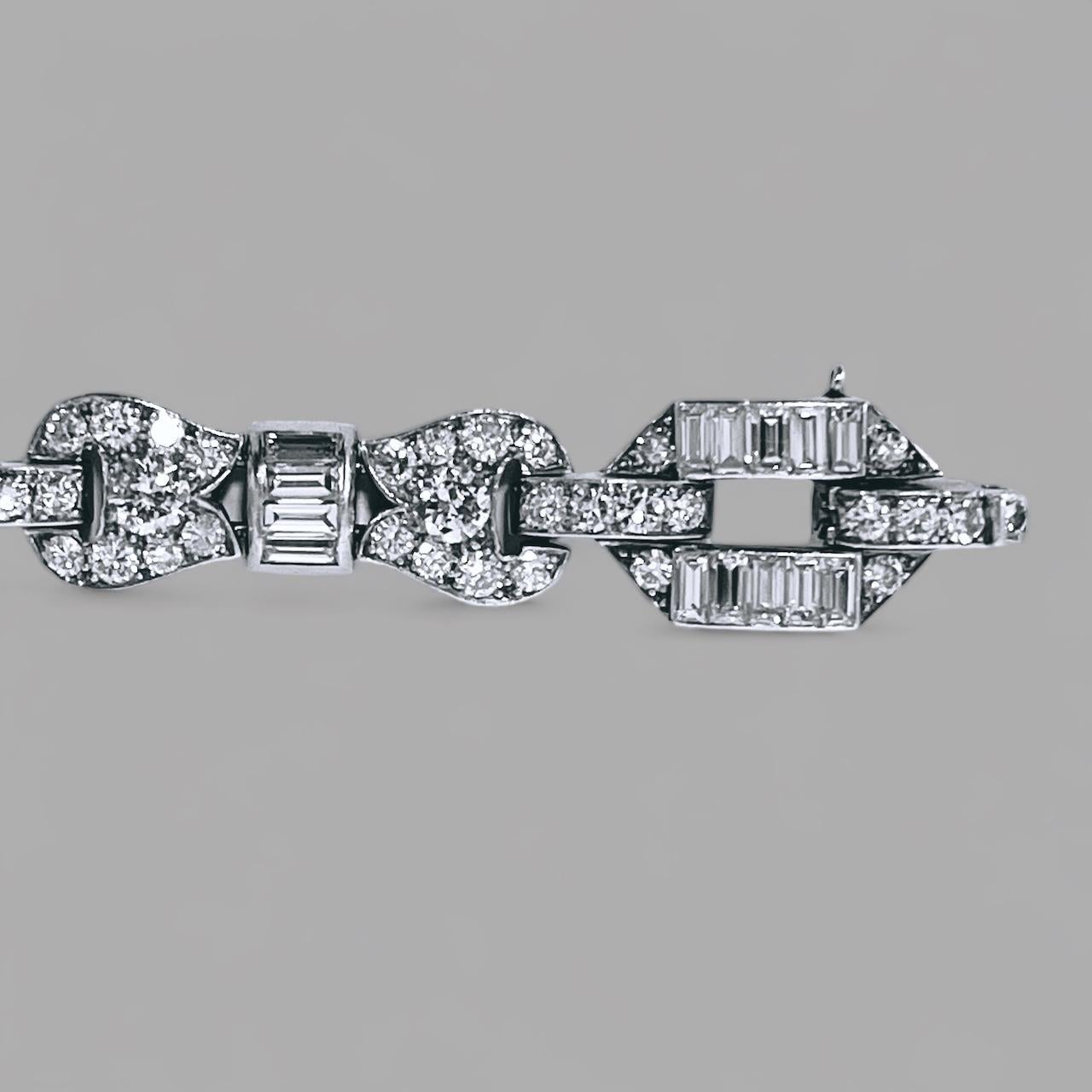 Un bracelet Art déco serti de 12 carats de diamants Circa 1930s en vente 11
