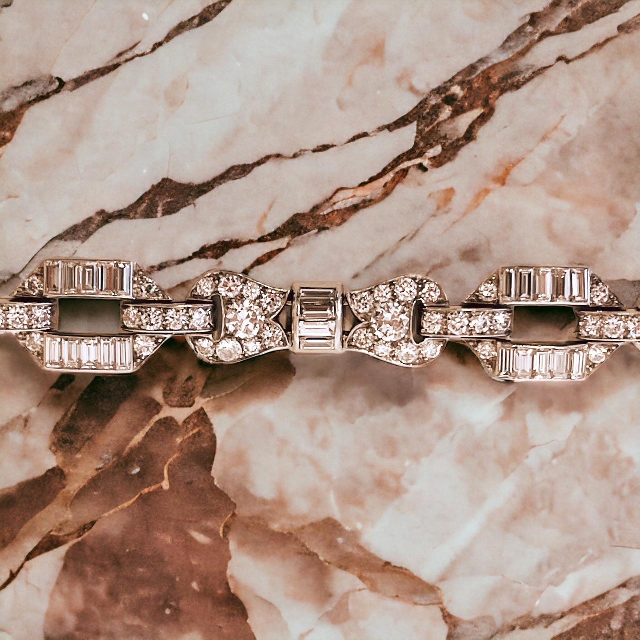 Ein Art-Déco-Diamantarmband, durchgehend mit 12 Karat Diamanten besetzt. CIRCA 1930er Jahre im Angebot 9