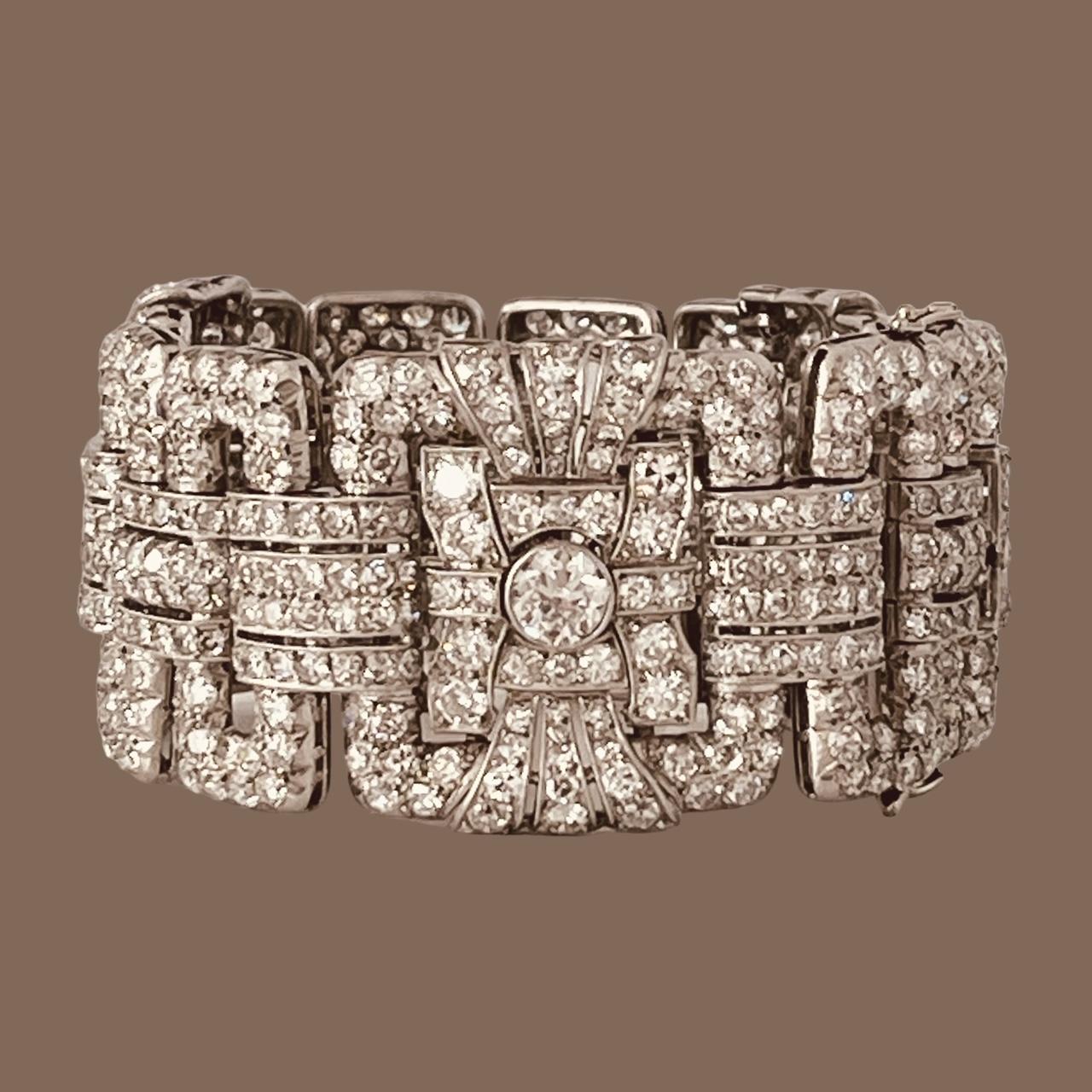 An Art Deco Diamond Bracelet Set Throughout With 25 Carats Diamonds. Circa 1930s For Sale 5