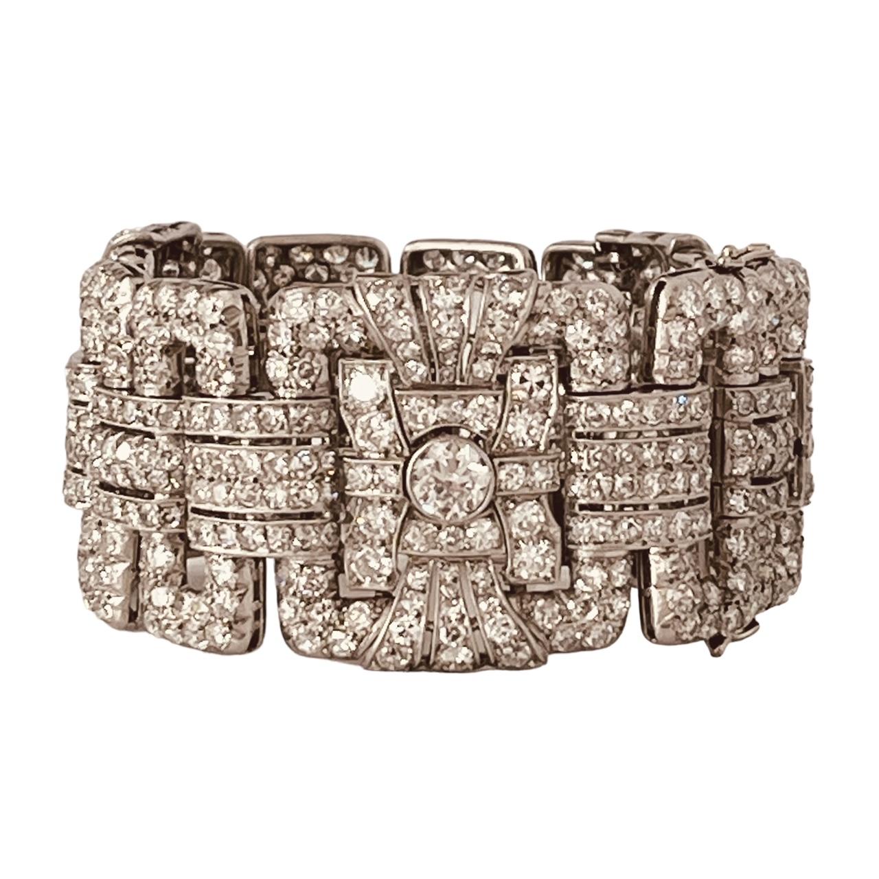 An Art Deco Diamond Bracelet Set Throughout With 25 Carats Diamonds. Circa 1930s For Sale 6