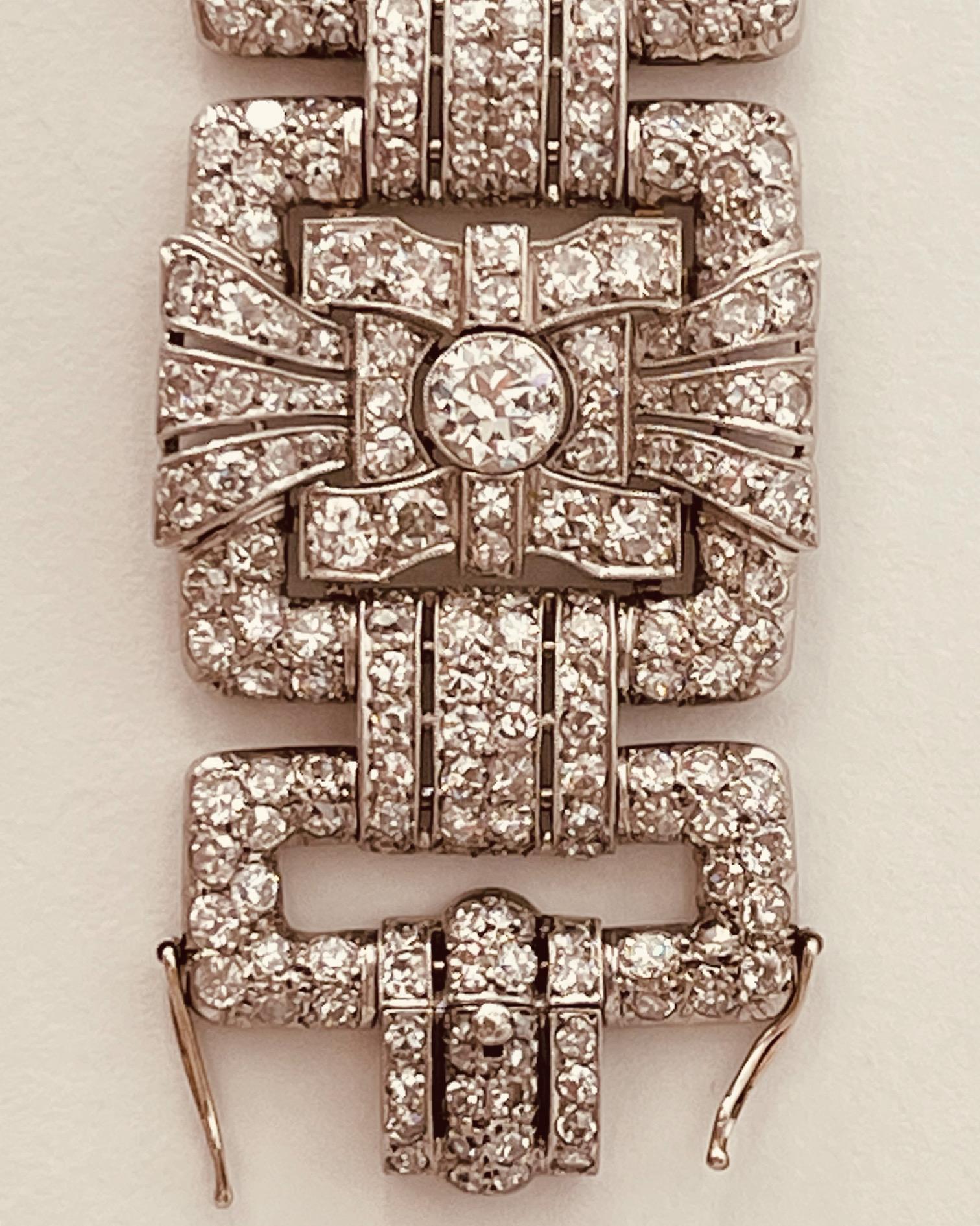 An Art Deco Diamond Bracelet Set Throughout With 25 Carats Diamonds. Circa 1930s For Sale 7