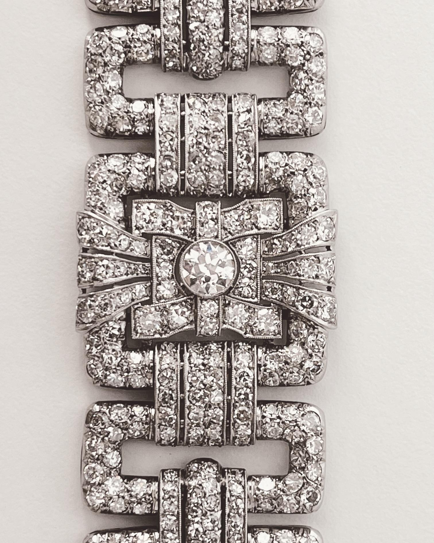 An Art Deco Diamond Bracelet Set Throughout With 25 Carats Diamonds. Circa 1930s For Sale 11