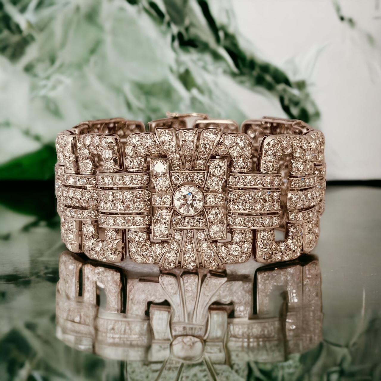 An Art Deco Diamond Bracelet Set Throughout With 25 Carats Diamonds. Circa 1930s For Sale 12