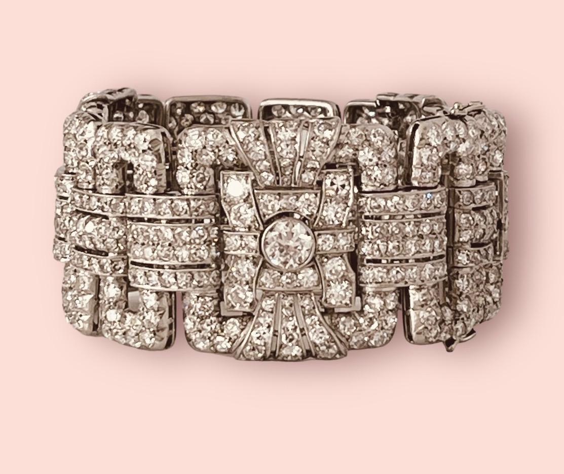 An Art Deco Diamond Bracelet Set Throughout With 25 Carats Diamonds. Circa 1930s For Sale 13