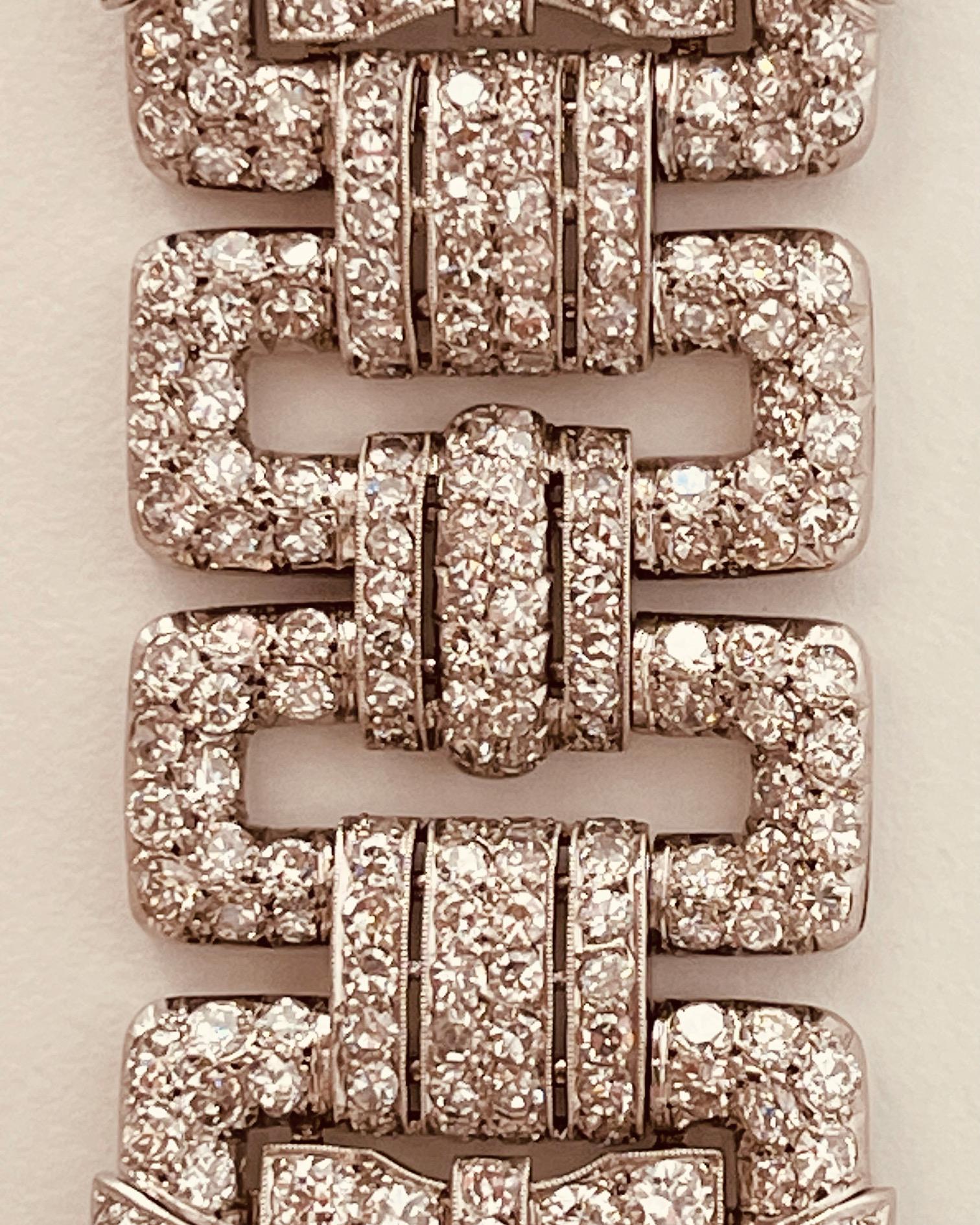 An Art Deco Diamond Bracelet Set Throughout With 25 Carats Diamonds. Circa 1930s In Excellent Condition For Sale In London, GB