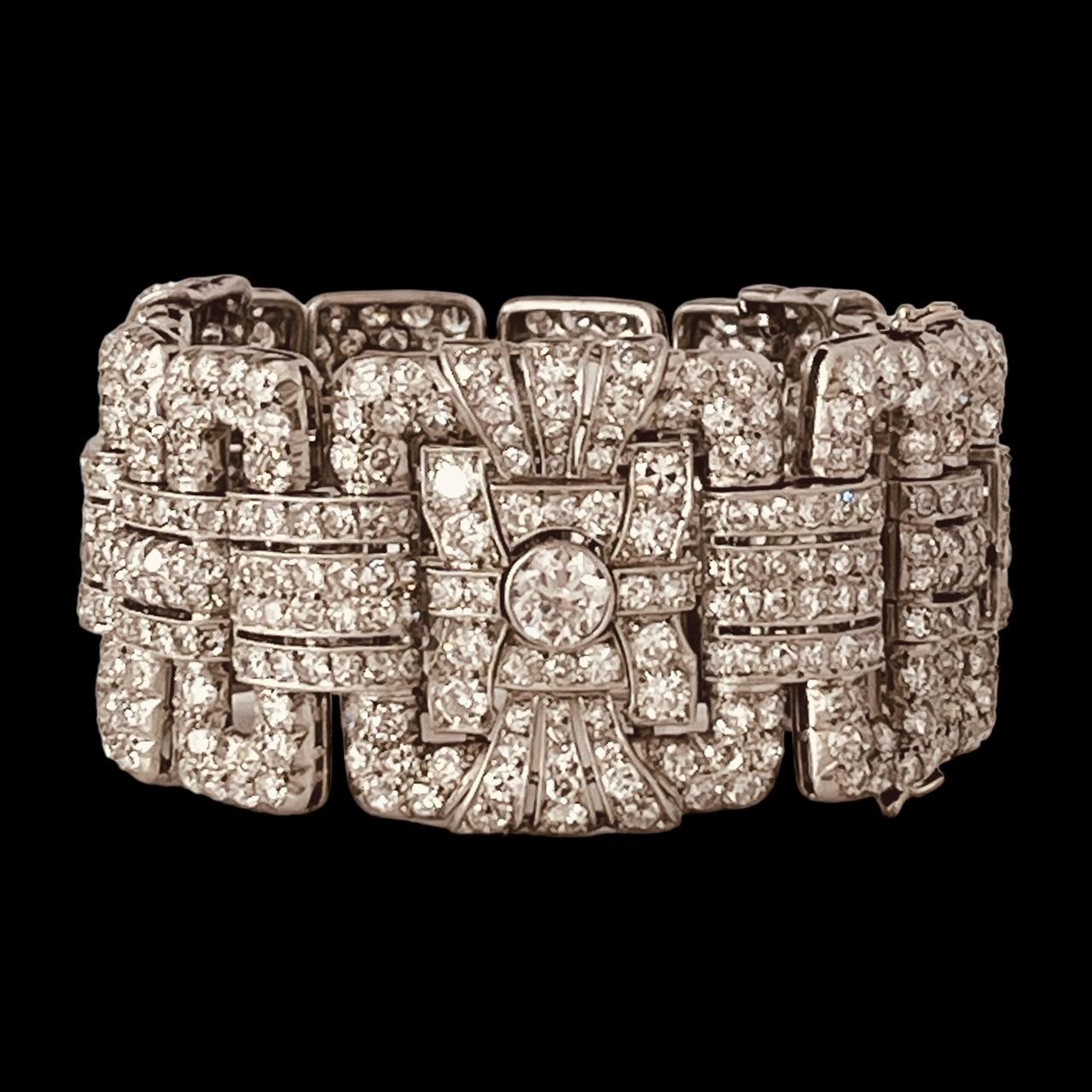 An Art Deco Diamond Bracelet Set Throughout With 25 Carats Diamonds. Circa 1930s For Sale 1