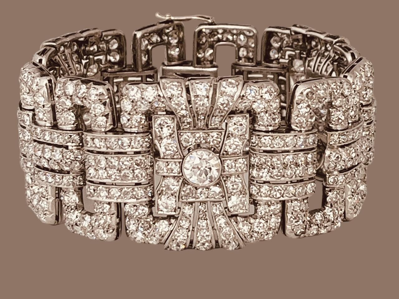 An Art Deco Diamond Bracelet Set Throughout With 25 Carats Diamonds. Circa 1930s For Sale 2