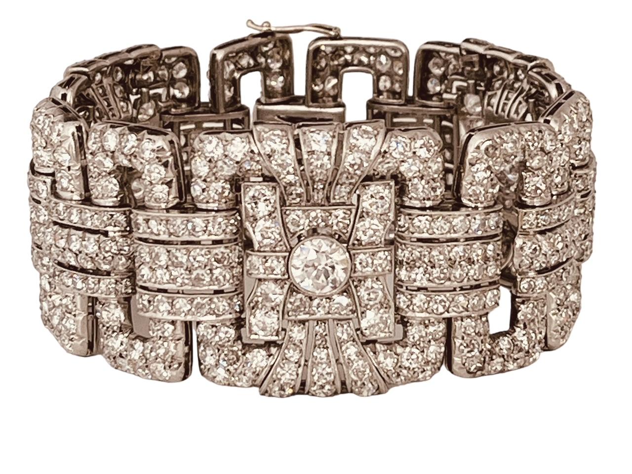 An Art Deco Diamond Bracelet Set Throughout With 25 Carats Diamonds. Circa 1930s For Sale 4