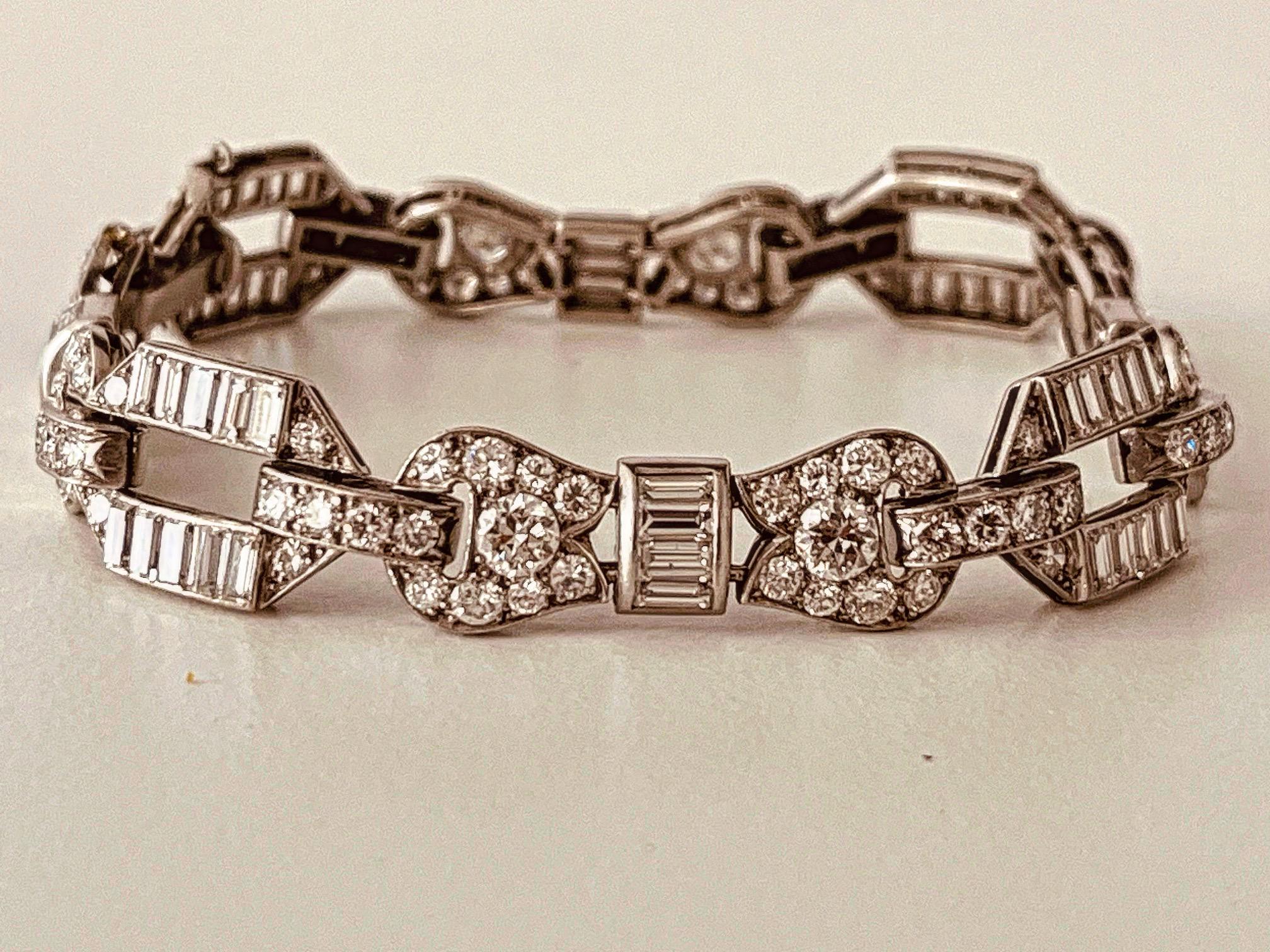 An Art Deco Diamond Bracelet Set Throughout With 12 Carats Diamonds. Circa 1930s For Sale 5