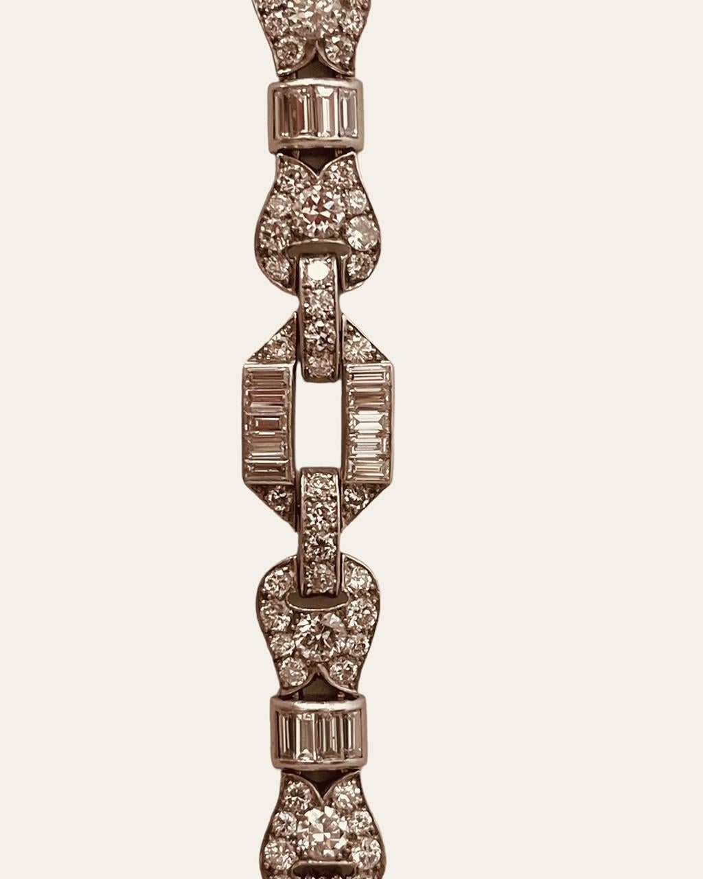 Ein Art-Déco-Diamantarmband, durchgehend mit 12 Karat Diamanten besetzt. CIRCA 1930er Jahre (Baguetteschliff) im Angebot