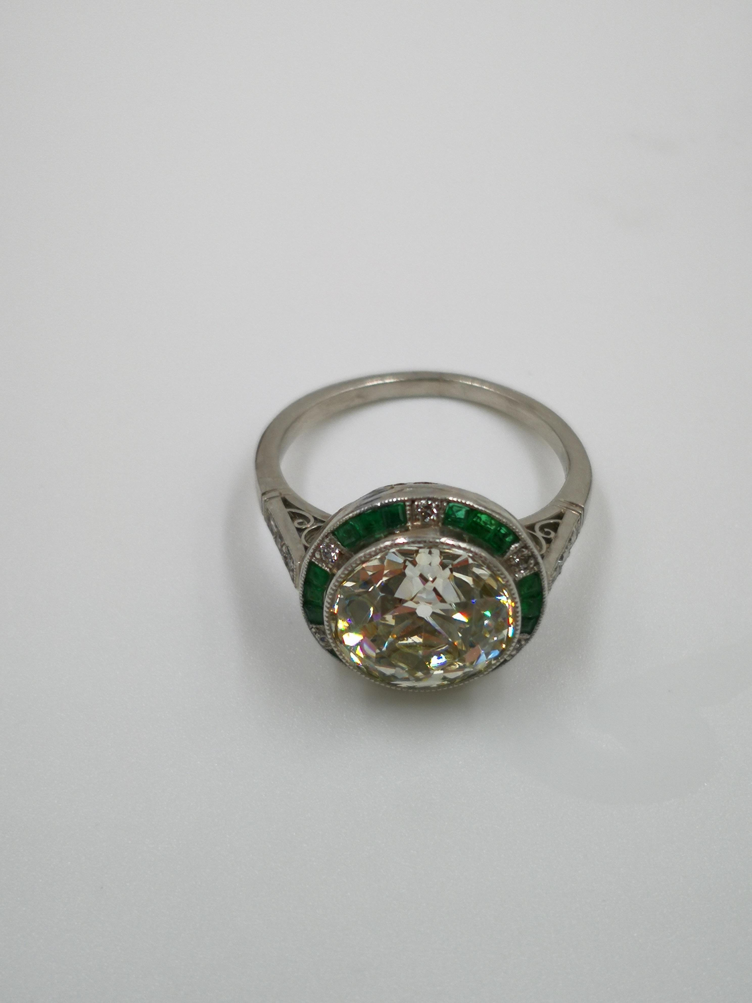 Art Deco Diamond, Emerald and Platinum Ring 3.64 Carat In Good Condition In London, GB