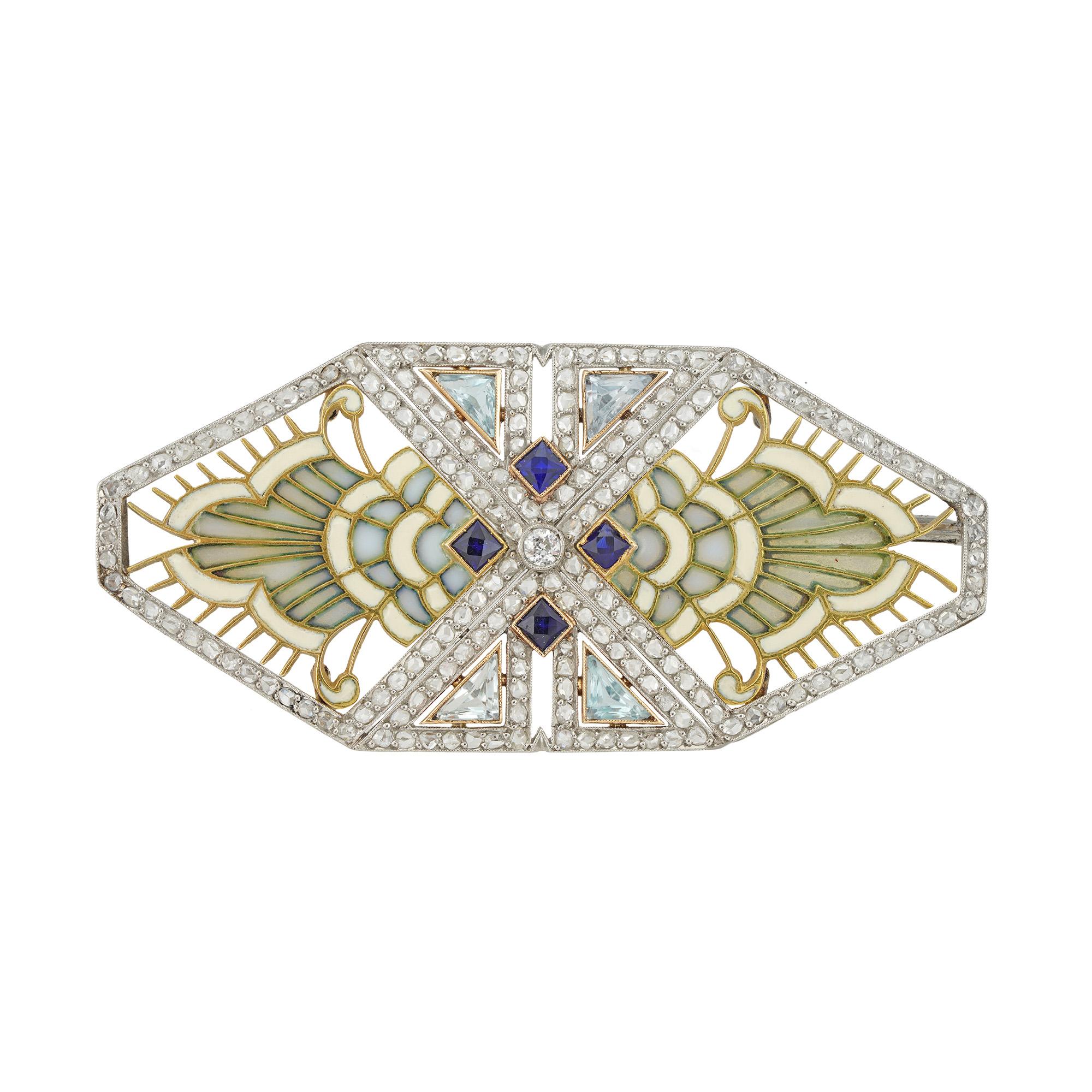 Broche Art Déco de diamantes, piedras preciosas engastadas y esmalte, formado por dos paneles calados de oro en forma de pentágono con diseño de volutas y adornos de esmalte plique-a-jour de color azul pálido y crema, adornados con ciento setenta y