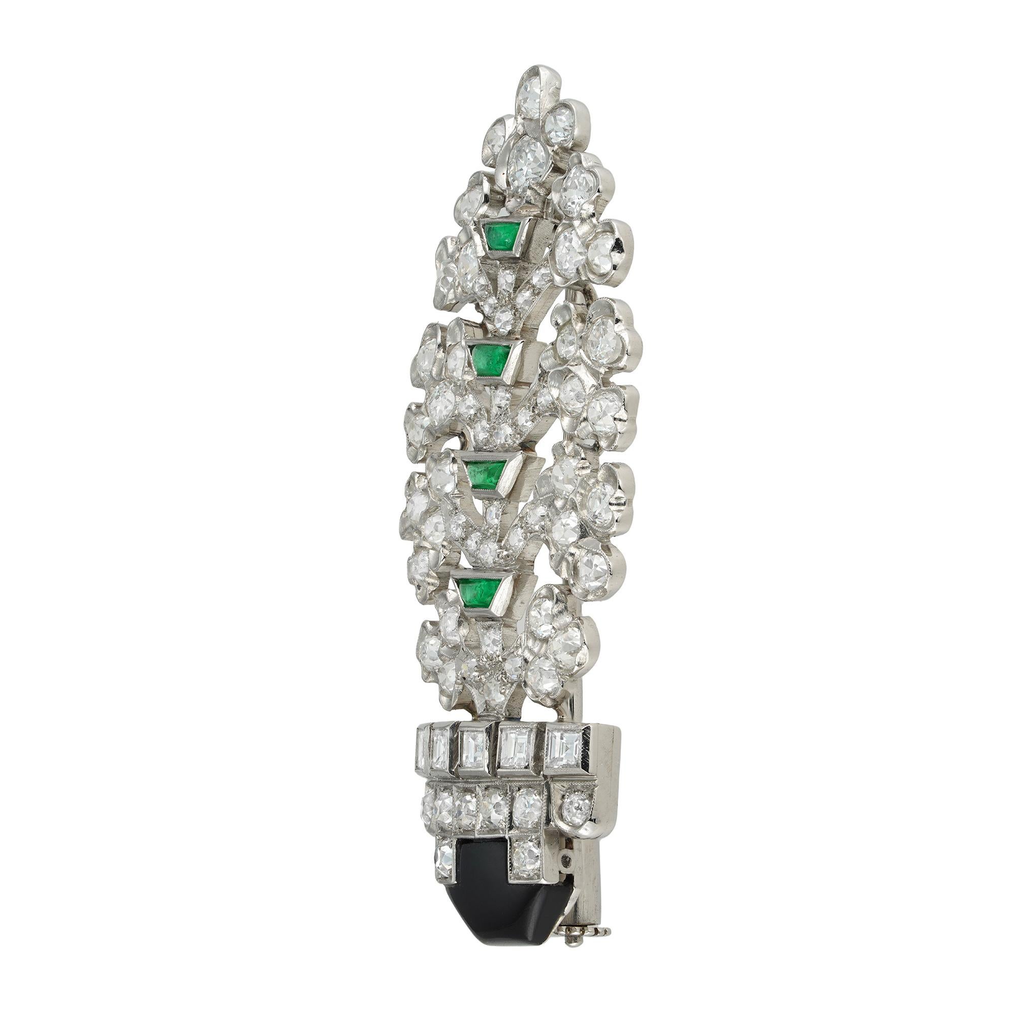 An Art Deco Diamond, Onyx And Emerald Giardinetto Brooch In Good Condition For Sale In London, GB
