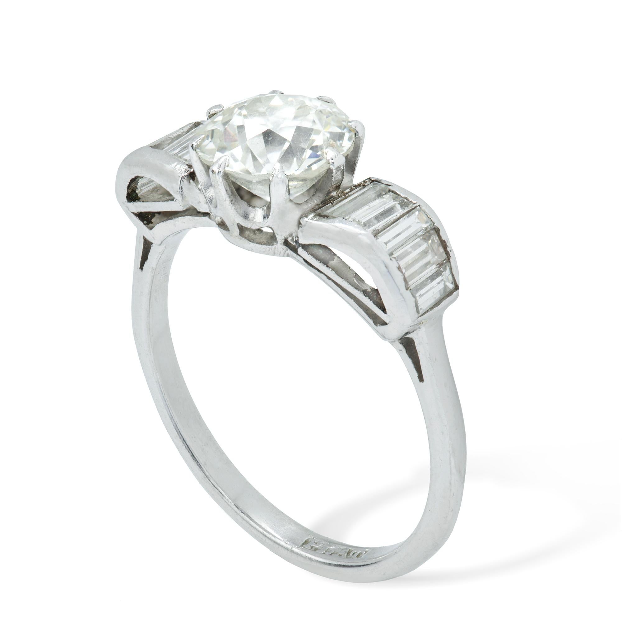 Bague en diamant Art Deco, le diamant central de taille européenne pesant 1,41 carats, accompagné d'un rapport GCS indiquant qu'il est de couleur K et de pureté SI2, huit griffes montées sur un collier en platine, cinq diamants baguettes gradués sur