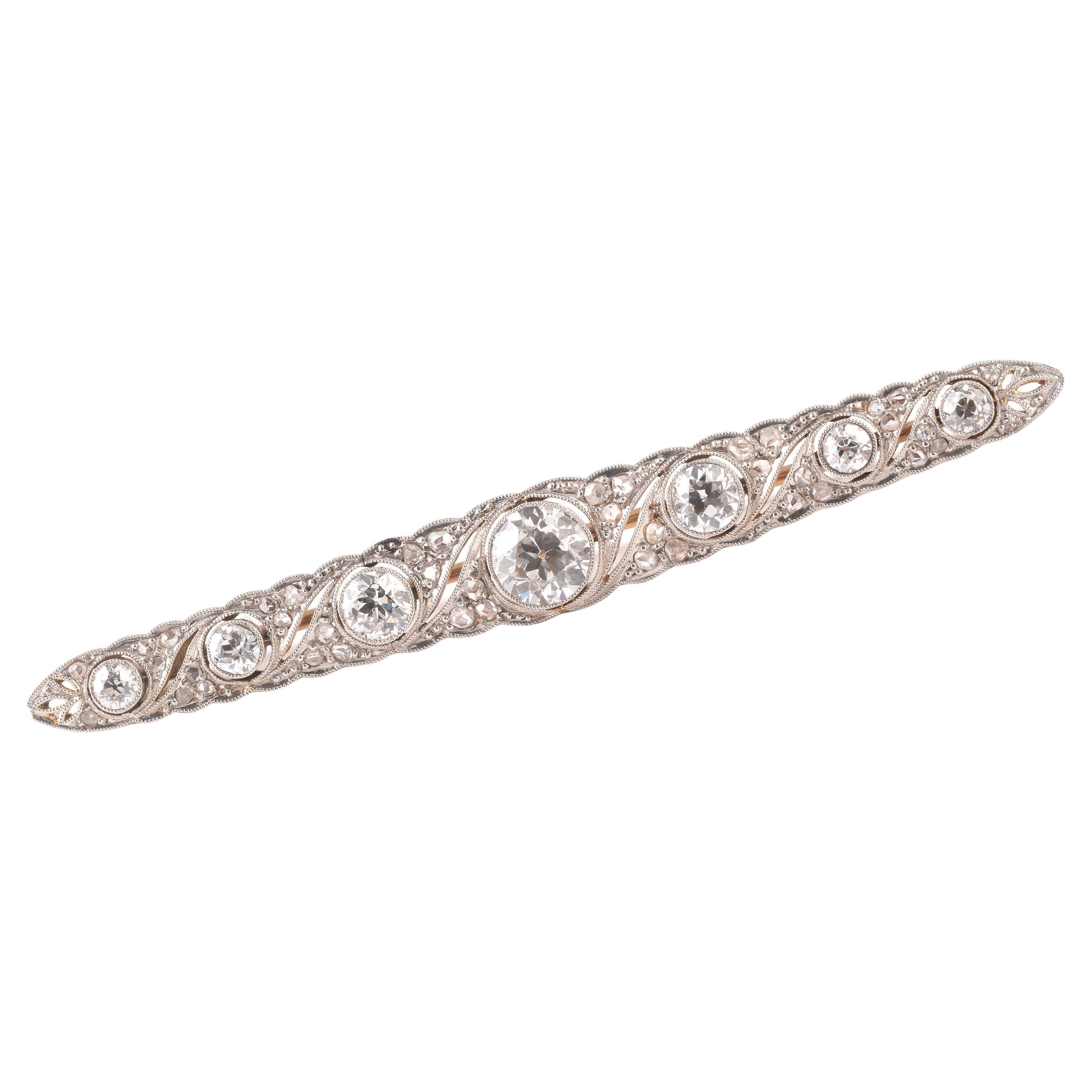 Conçue comme une broche en rangée pavée de diamants anciens gradués de taille brillant, d'environ 4ct, sur une ligne centrale de pierres graduées en serti millegrain légèrement surélevé.
Monture en platine et or jaune 18kt

Longueur : 6,6 cm.

Poids