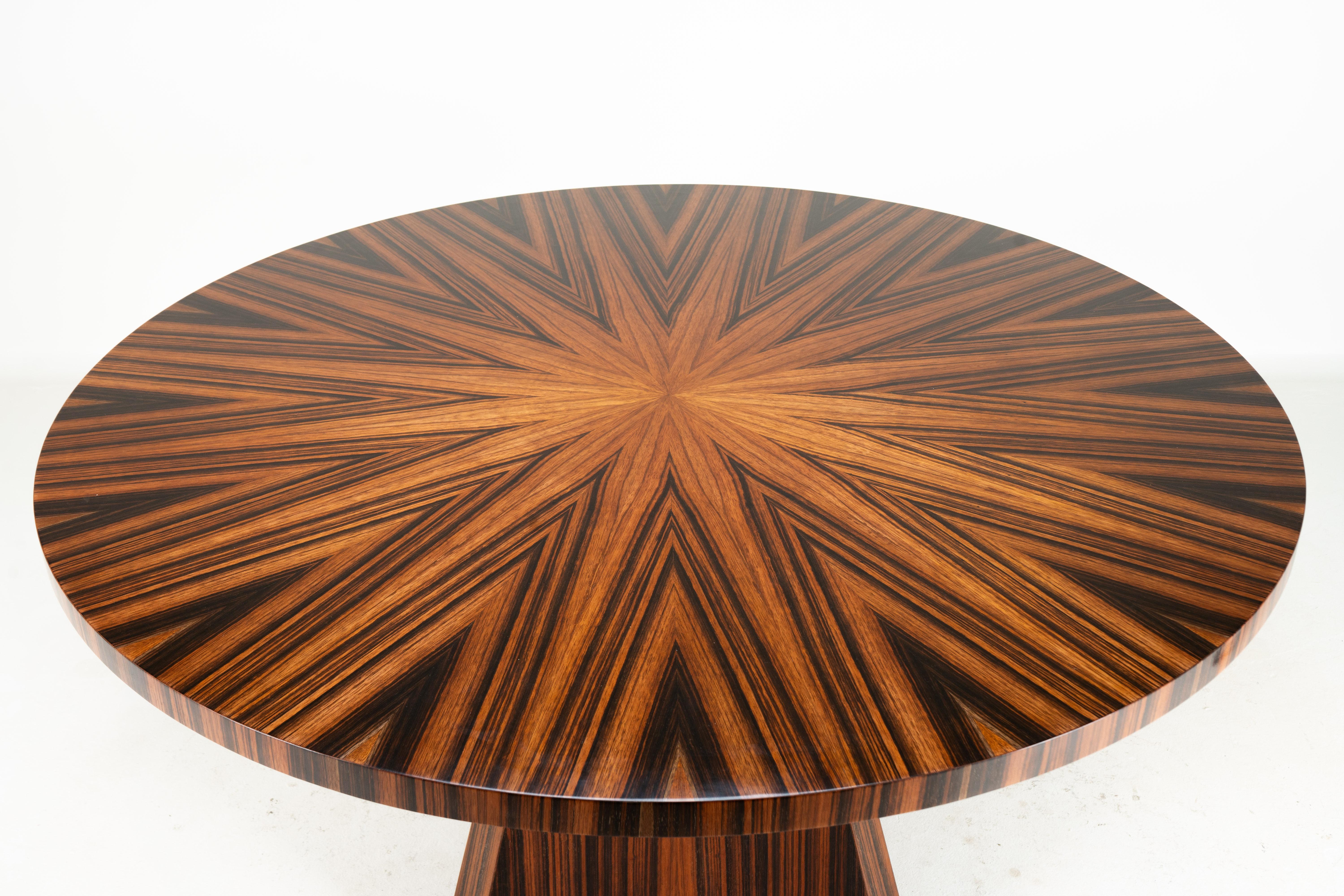 An Art Deco Dinning Table with a Triangular Pedestal Base (Art déco) im Angebot