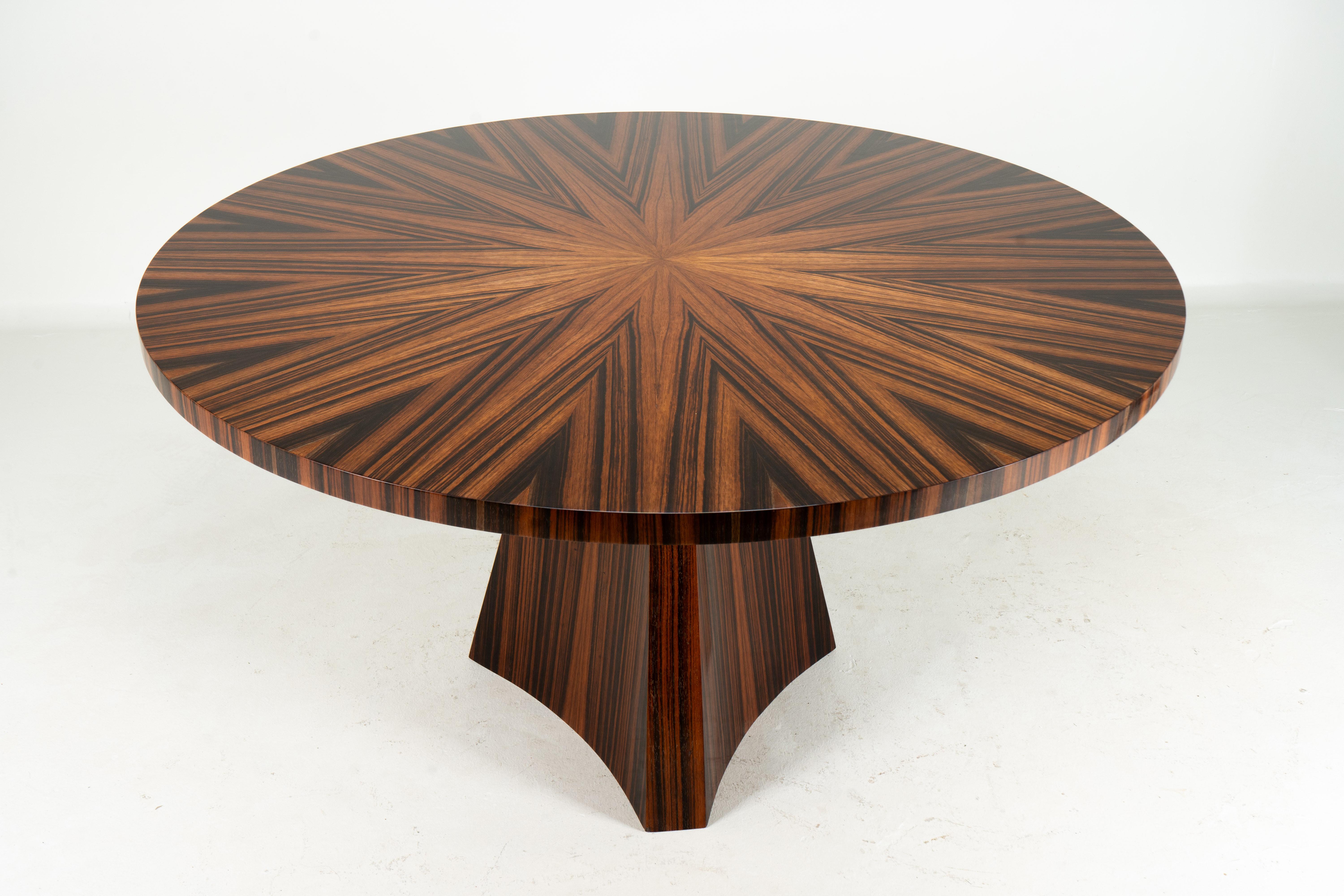 An Art Deco Dinning Table with a Triangular Pedestal Base (Französisch) im Angebot