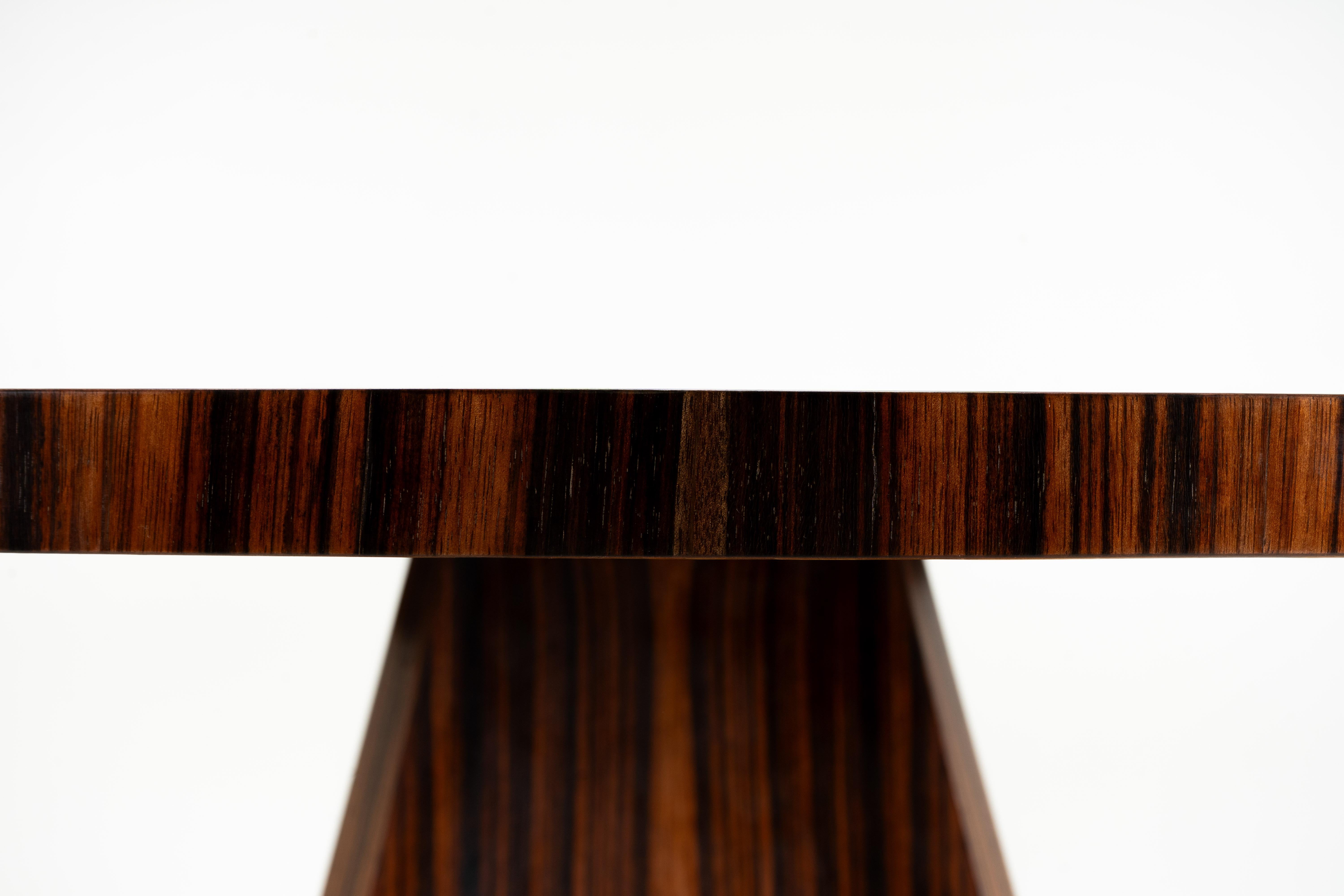 An Art Deco Dinning Table with a Triangular Pedestal Base (Makassar) im Angebot