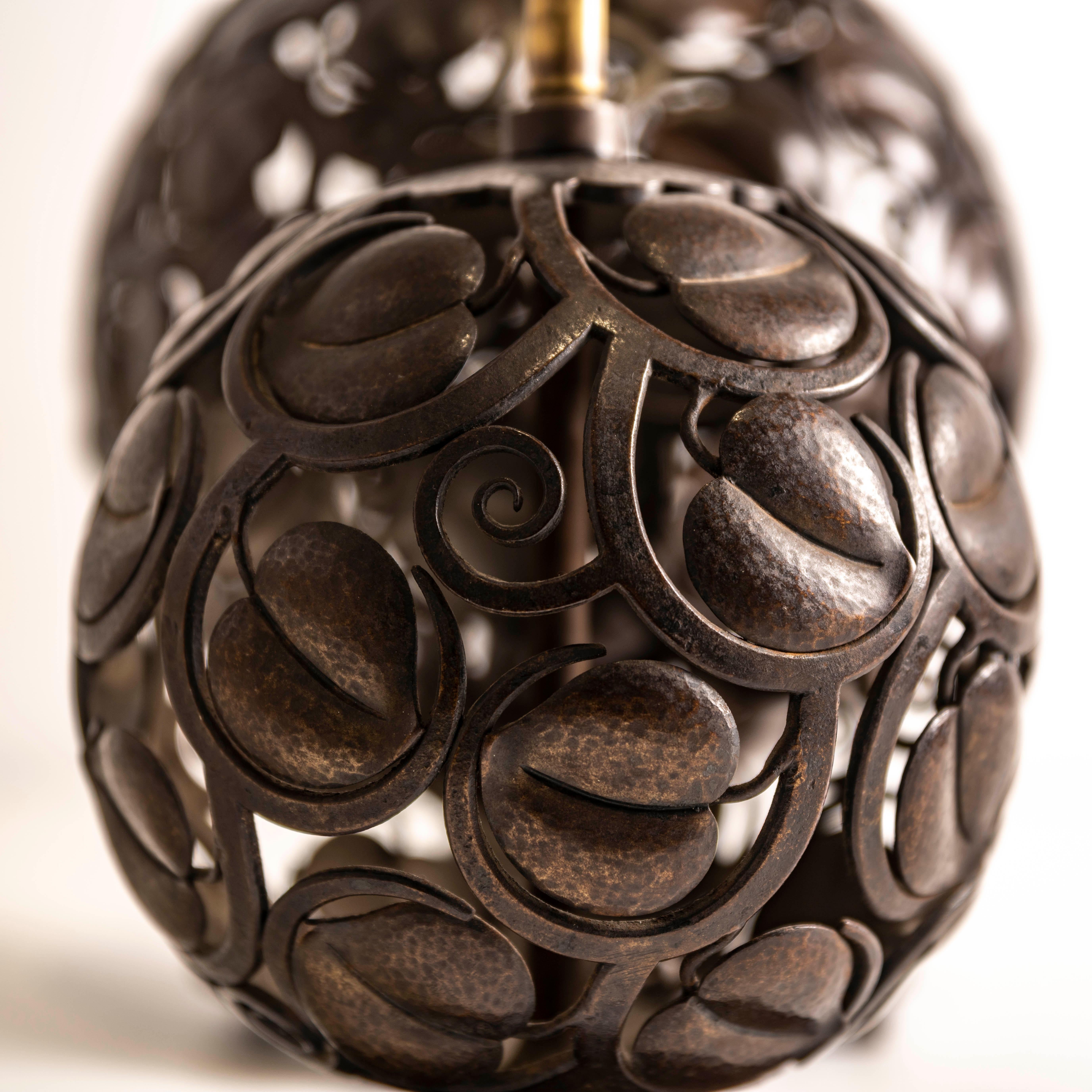 Edgar Brandt Tischlampe aus Schmiedeeisen im Art déco-Stil im Angebot 2