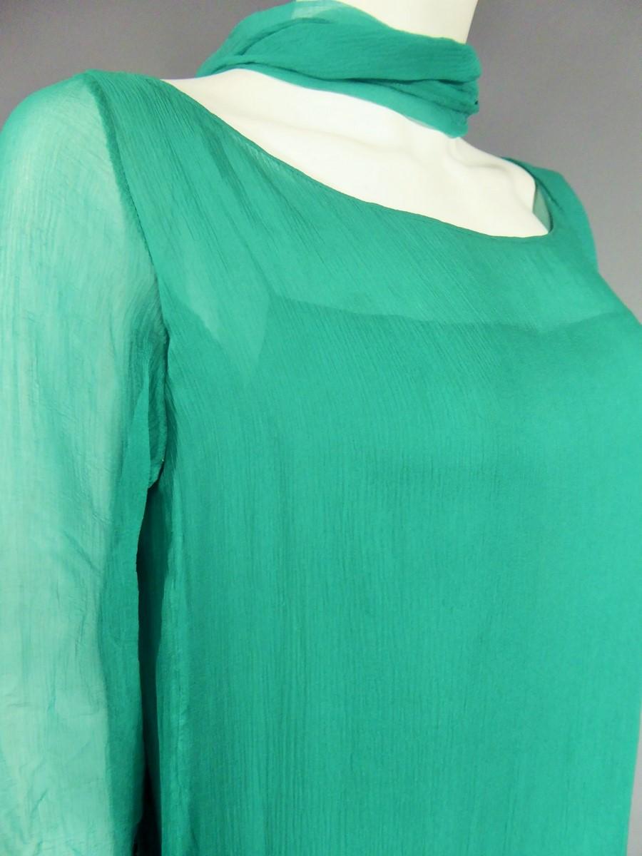 An Art Deco embroidered silk crepe Couture French Flapper Dress Circa 1925 For Sale 4