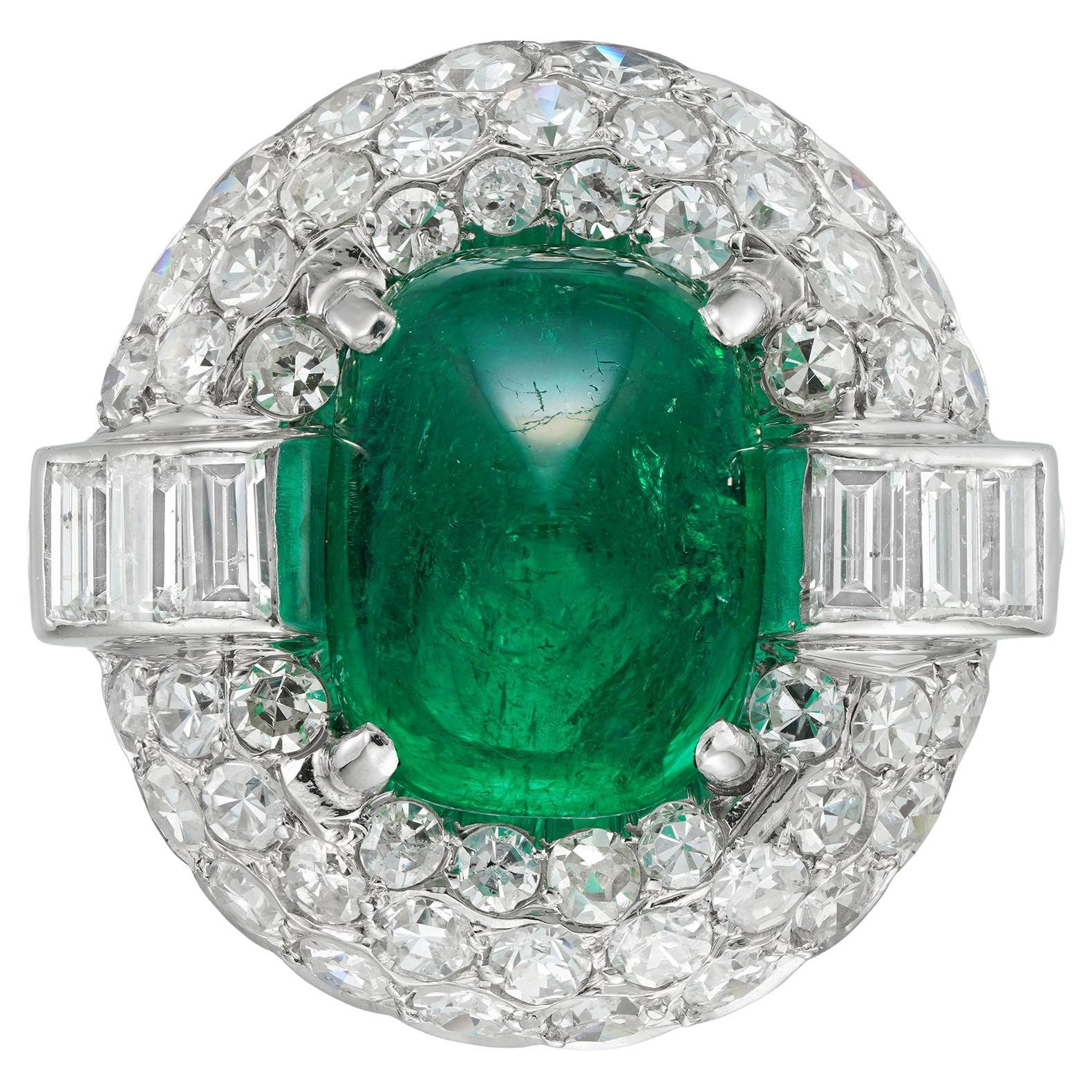 Ein Art-Déco-Cluster-Ring mit Smaragd und Diamant in Bombe
