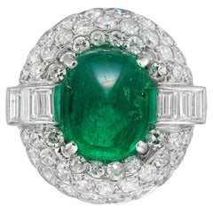 Ein Art-Déco-Cluster-Ring mit Smaragd und Diamant in Bombe