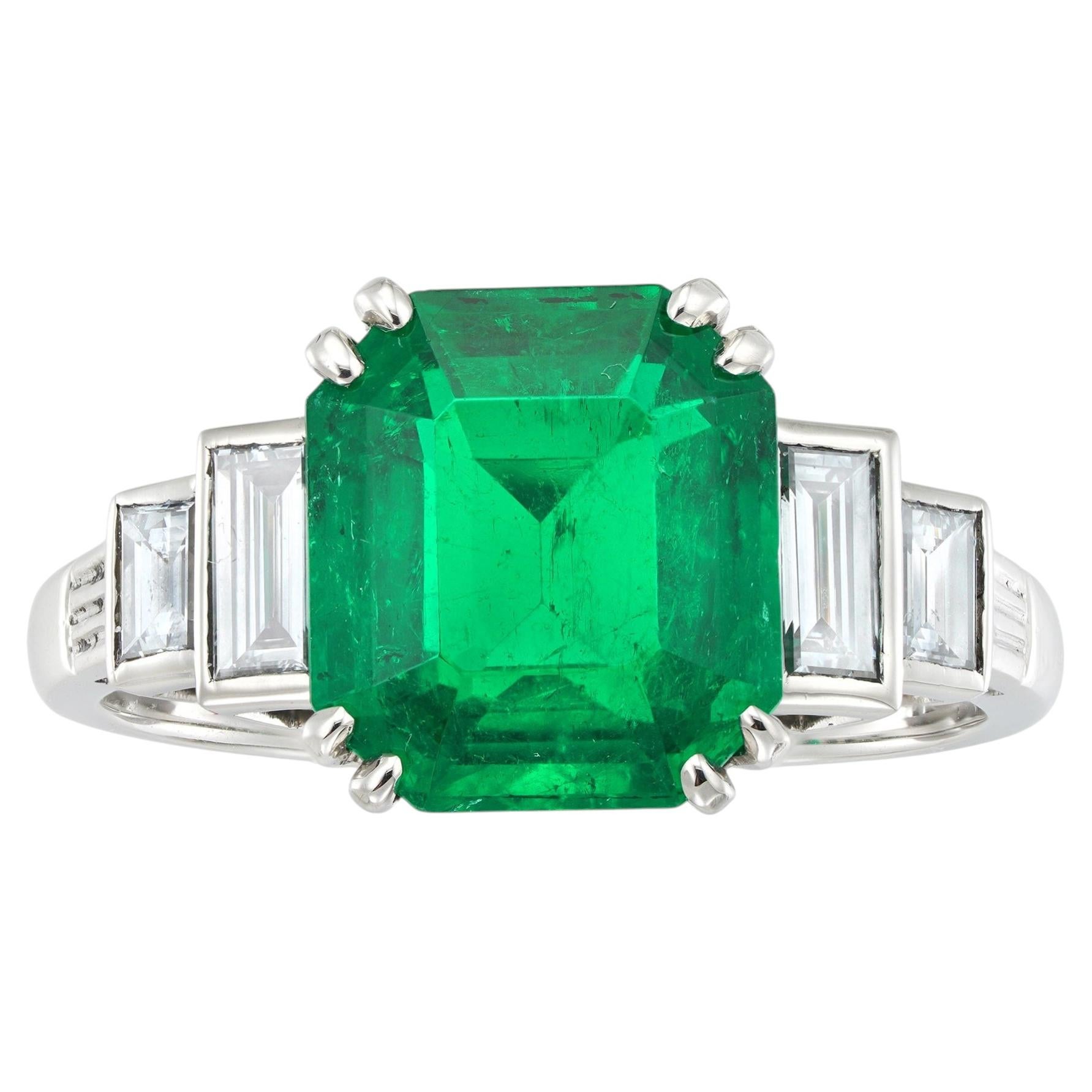 An Art Deco emerald and diamond ring For Sale