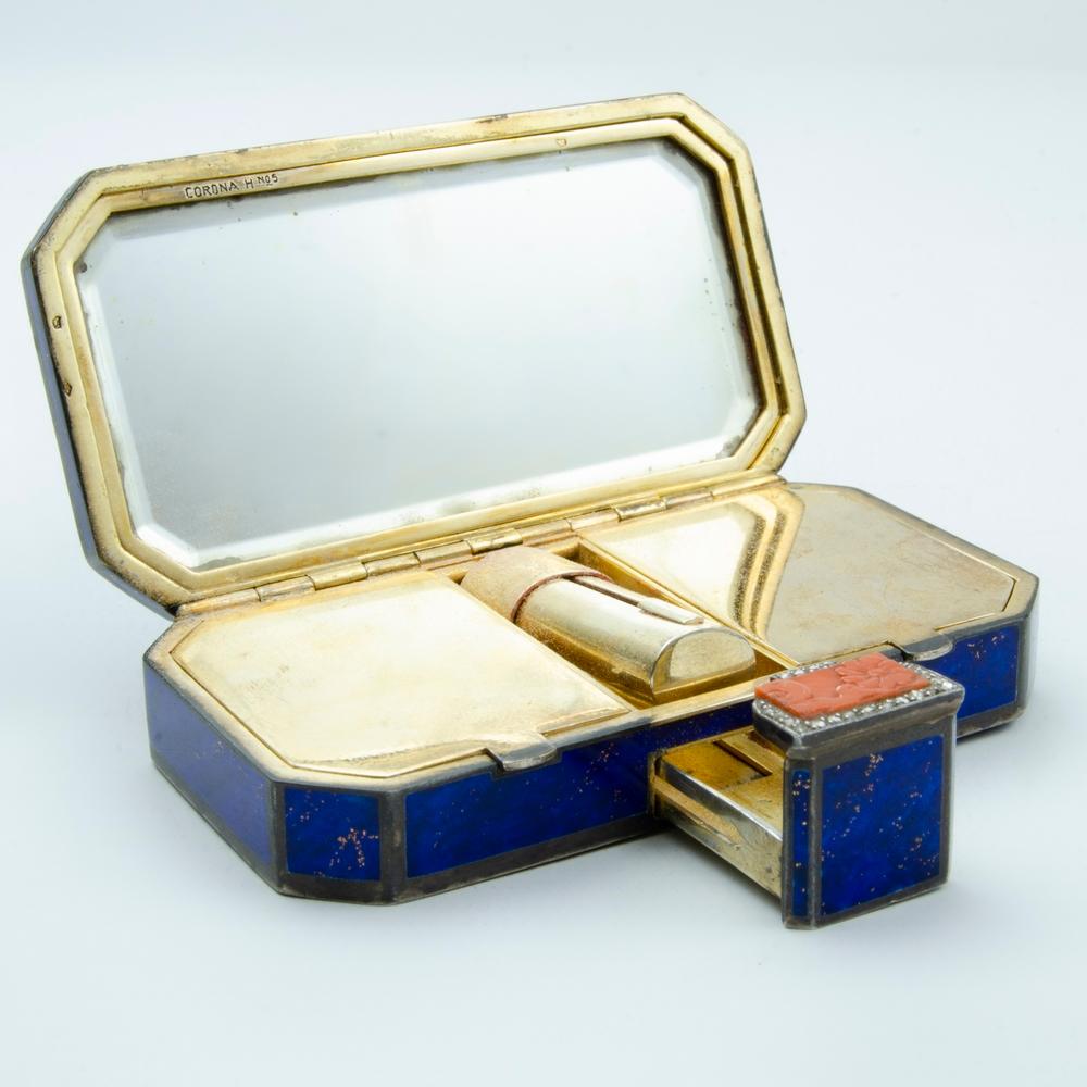 An Art Deco Enamel Vanity case Coral & Diamond Makeup Box c.1920 In Good Condition For Sale In Autonomous City Buenos Aires, CABA