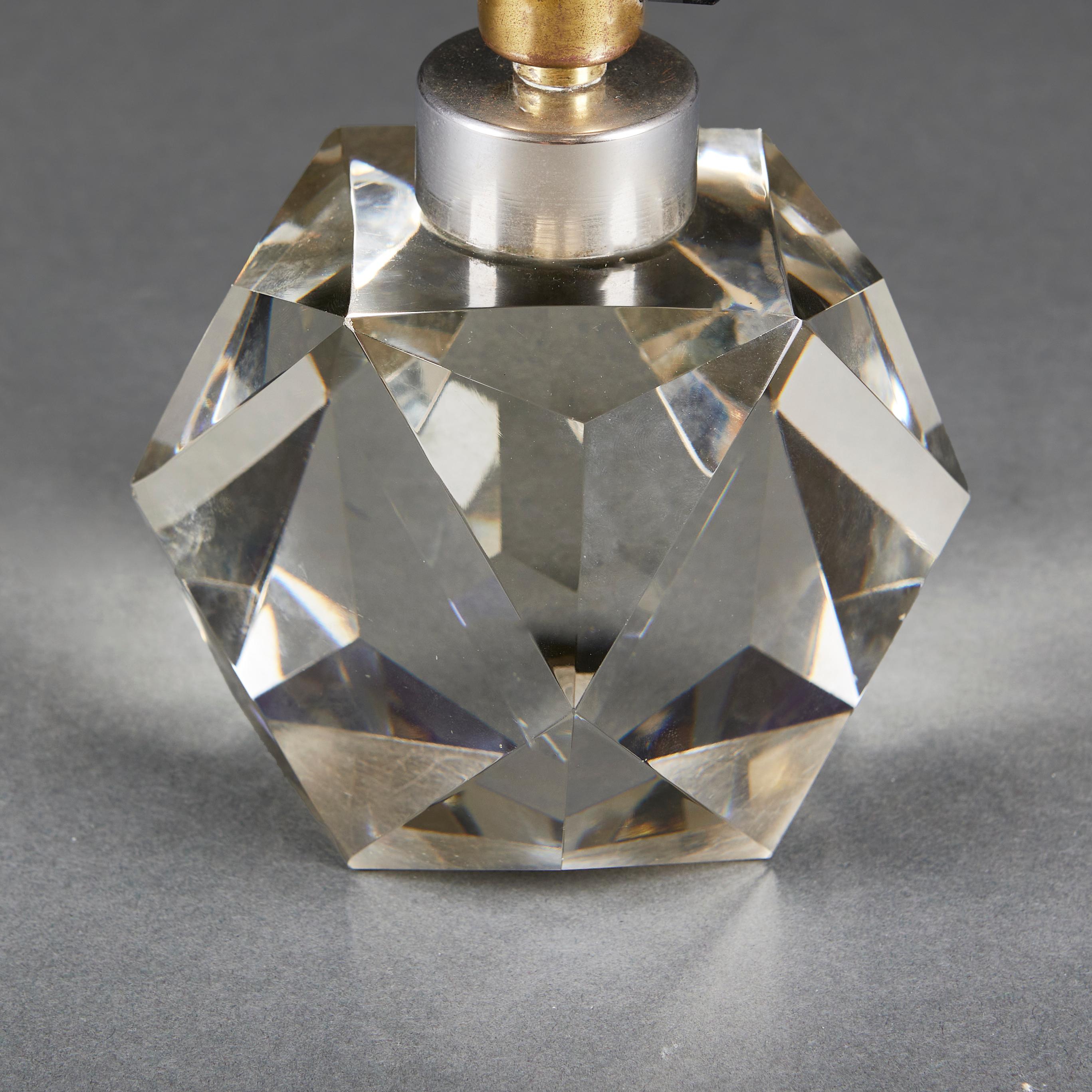 France, vers 1930
Une lampe de table inhabituelle du début du XXe siècle en verre taillé à facettes et de petite taille. 

Hauteur du verre  13.00cm
Hauteur avec abat-jour   20.00cm
Largeur de la base   13.00cm

Remarque : l'abat-jour n'est pas
