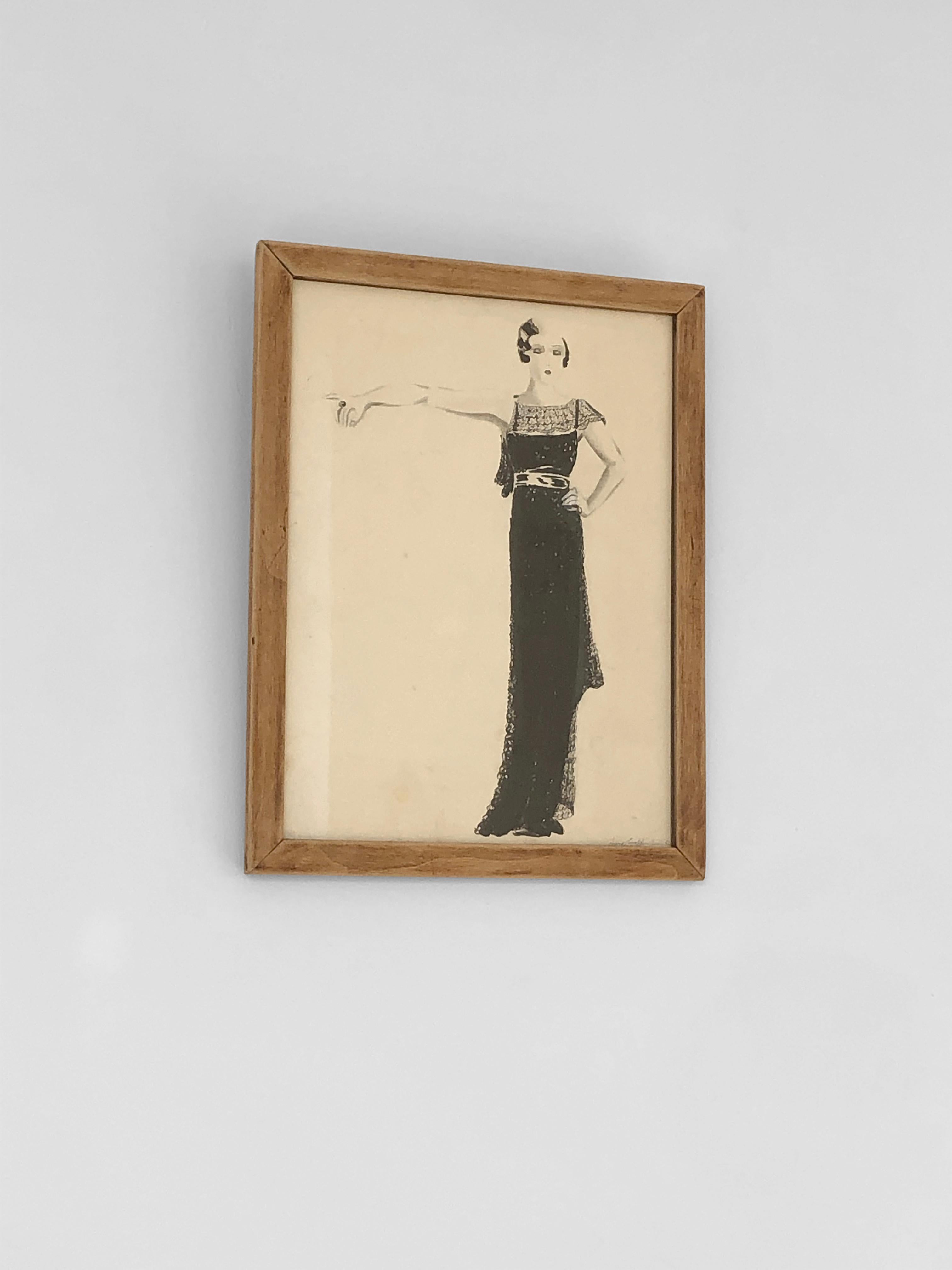 Un elegante disegno di moda, inchiostro o acquerello su carta nella sua cornice di legno, una composizione asimmetrica che raffigura una donna con un abito nero in precise tonalità di inchiostro nero o acquerello, firmato a matita nell'angolo in