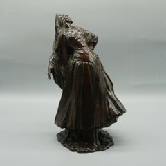 Scultura figurativa Art Deco di una donna belga in abiti classici