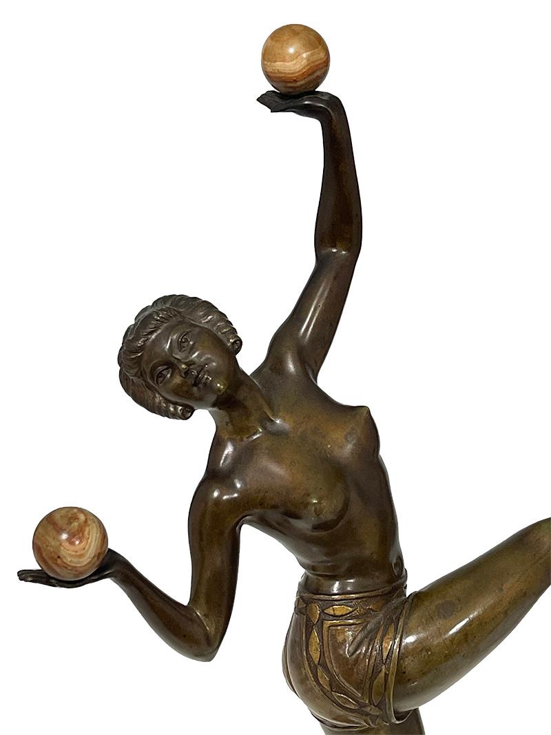Una statua in bronzo in stile Art Déco francese di Charles HENRY Molins

Statua in bronzo con una ballerina che si destreggia con palline di marmo in stile Art Déco, sollevata su un piede di marmo quadrato da Charles Charles Molins, anni '20,