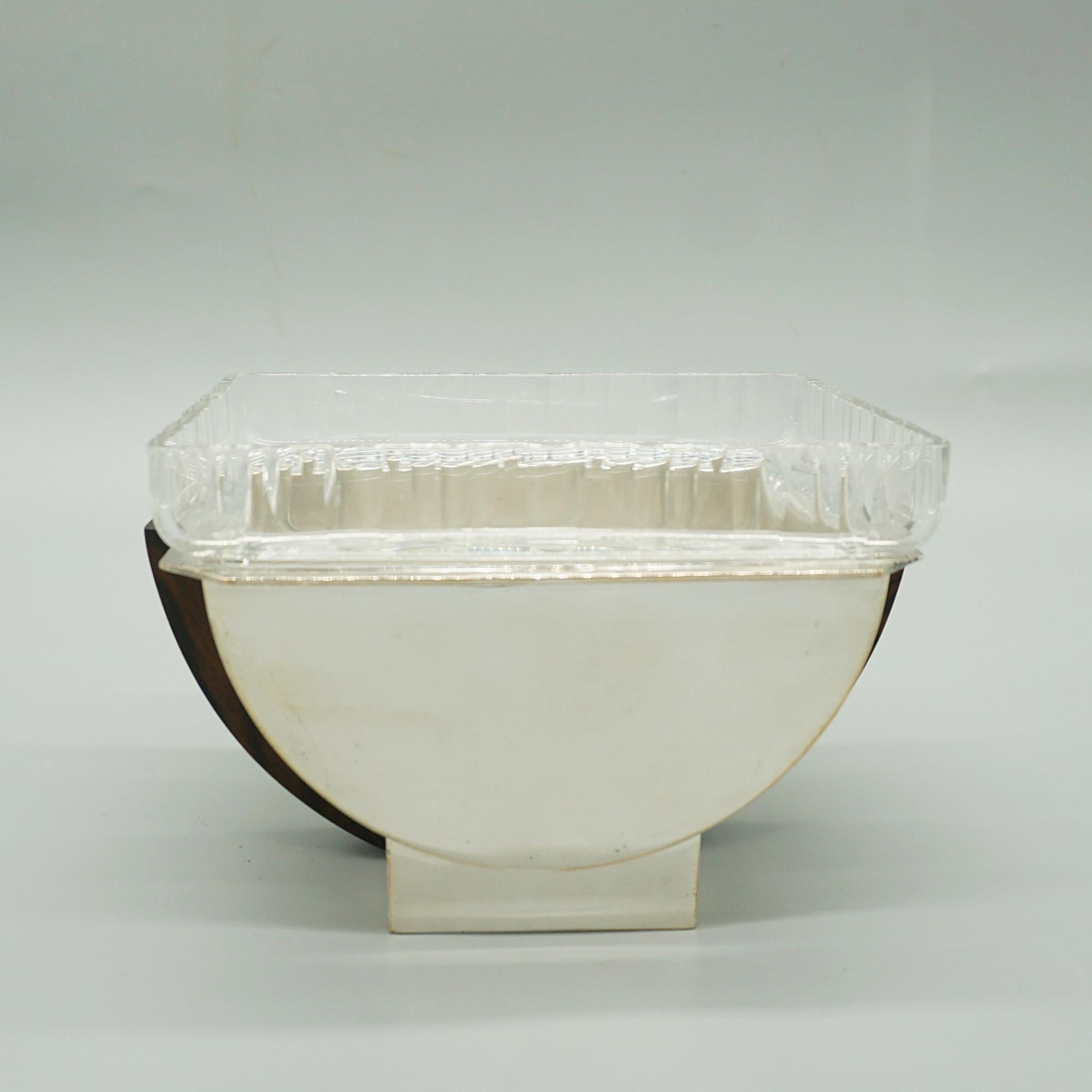 Plato Art Déco bañado en plata, con inserción de cristal extraíble y asas de ébano de macassar. Estampado en la base.

Dimensiones: A 13 cm A 18,5 cm P 14 cm

Origen: Francés

Fecha: Alrededor de 1930

Número de artículo: 1212241