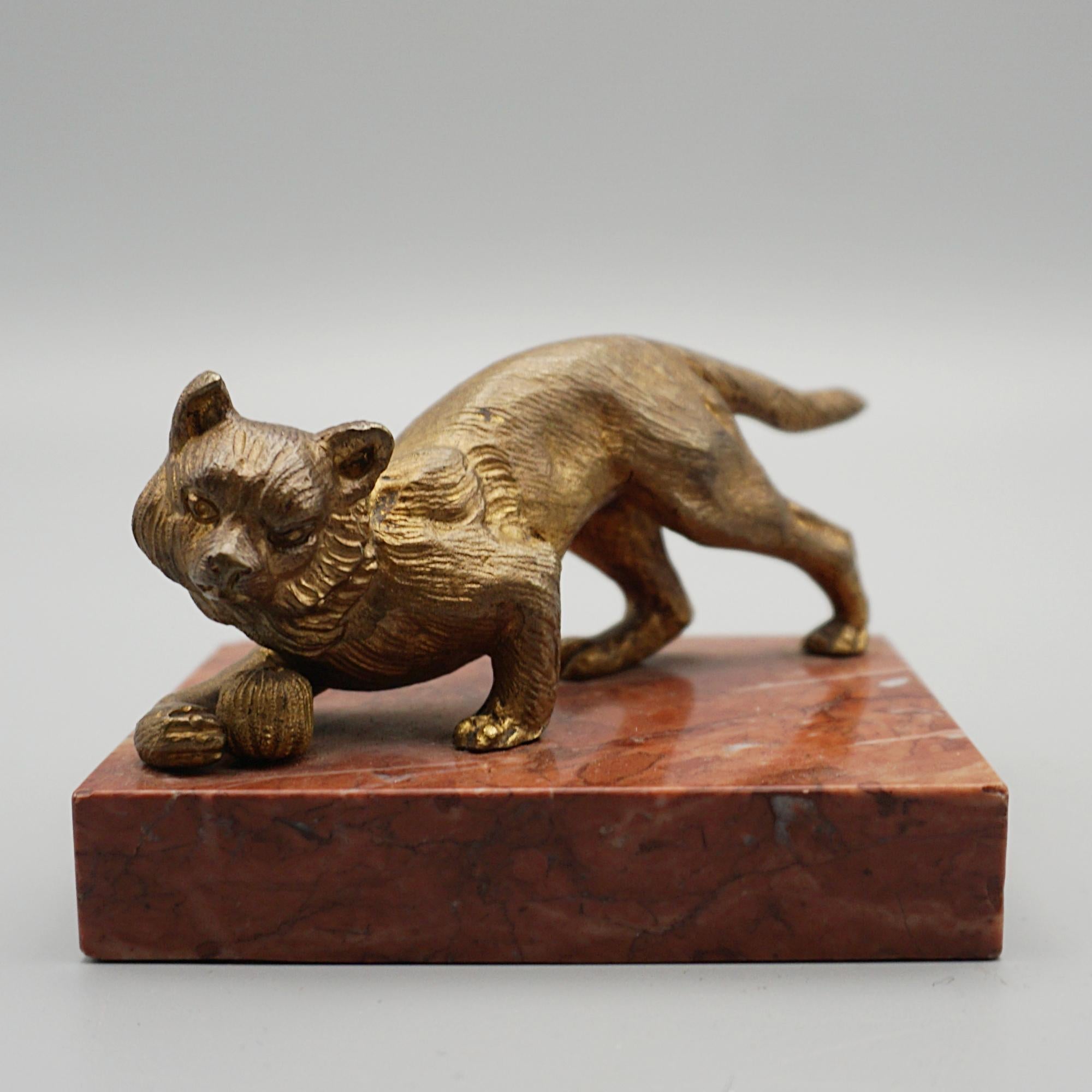 Art Deco, vergoldeter Bronze-Briefbeschwerer mit einer Katze, die mit einem Garnknäuel spielt. Auf einem Marmorsockel aufgestellt und mit Richard auf Marmor signiert.

Abmessungen:H 6cm, B 10cm, T 8,5cm

Herkunft: Französisch

Datum: CIRCA