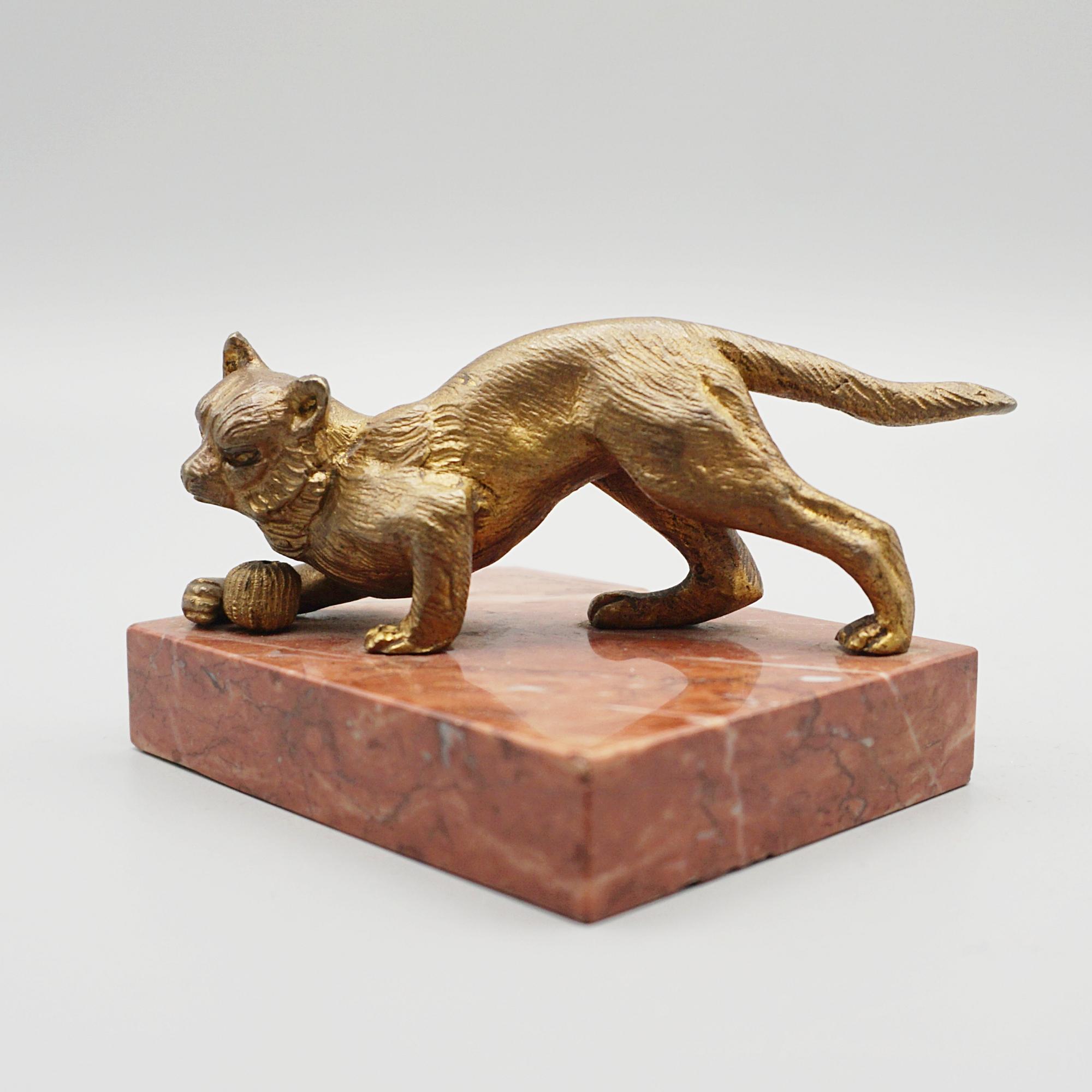 Briefbeschwerer-Set aus vergoldeter Bronze im Art déco-Stil über einem Marmorsockel im Zustand „Gut“ im Angebot in Forest Row, East Sussex
