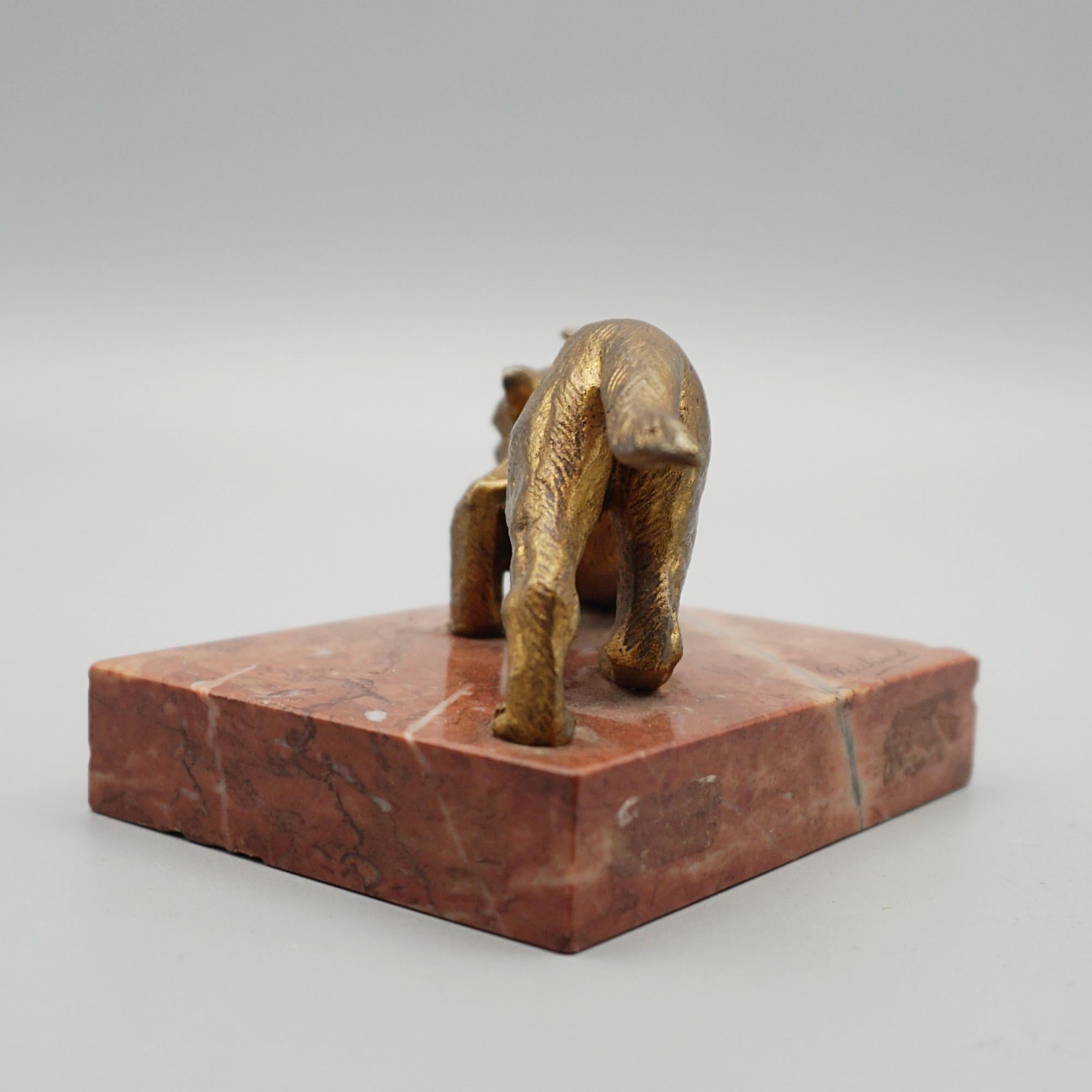 Briefbeschwerer-Set aus vergoldeter Bronze im Art déco-Stil über einem Marmorsockel im Angebot 1