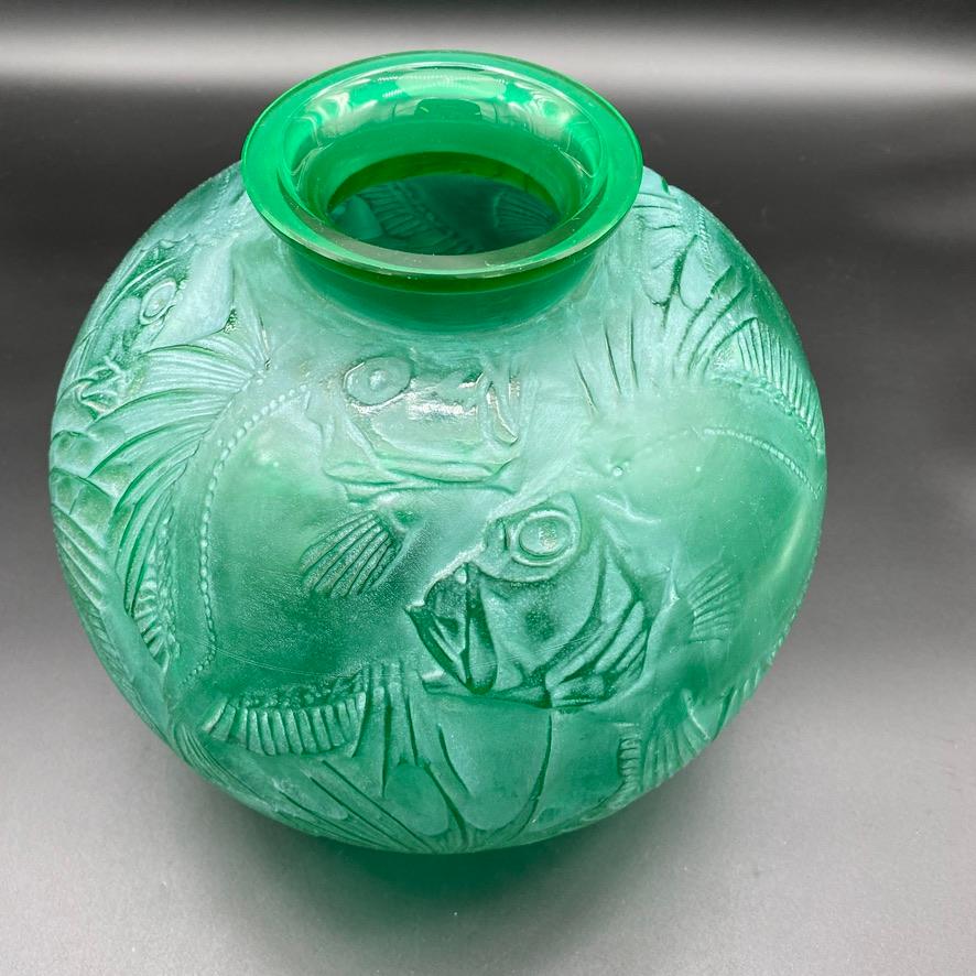 Début du 20ème siècle Un vert Art Déco  Vase Poisson de R.Lalique  en vente