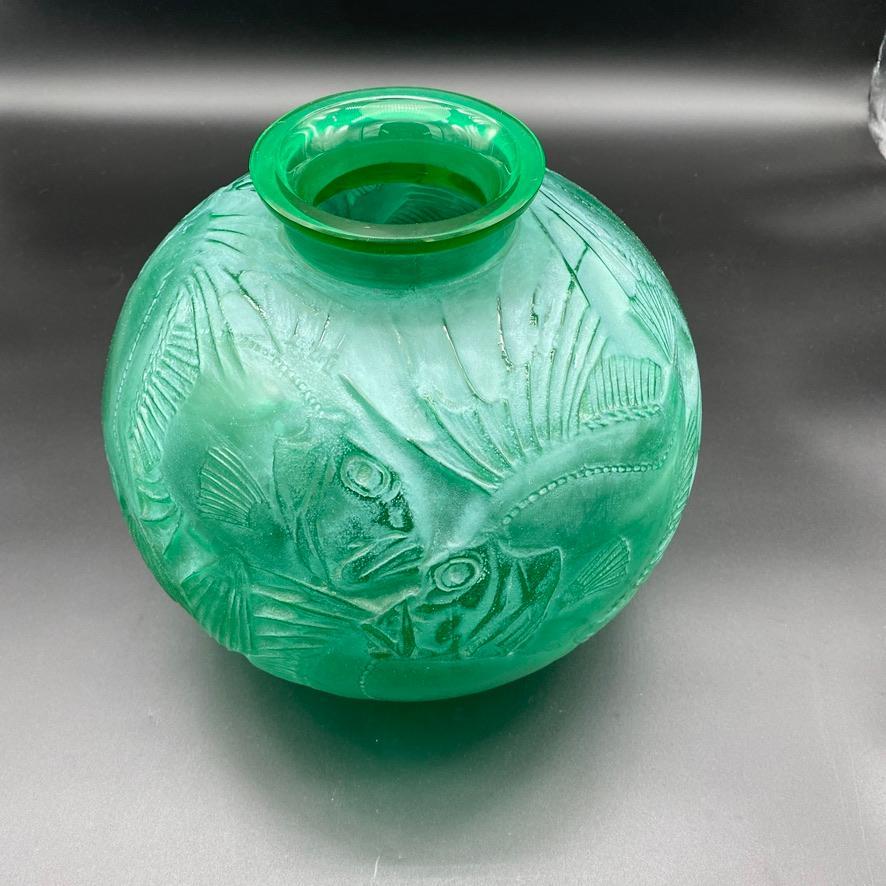 Verre Un vert Art Déco  Vase Poisson de R.Lalique  en vente