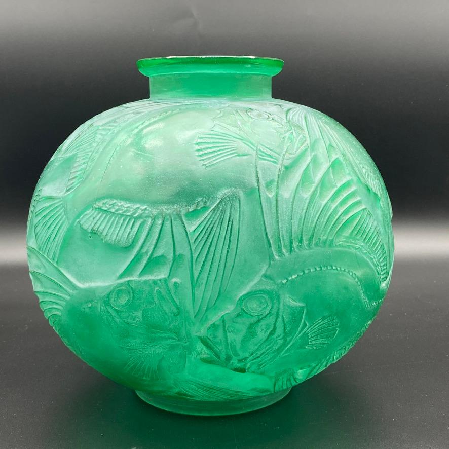 an Art Deco Green  Glass Poisson Vase by R.Lalique  In Excellent Condition For Sale In SAINT-OUEN-SUR-SEINE, FR